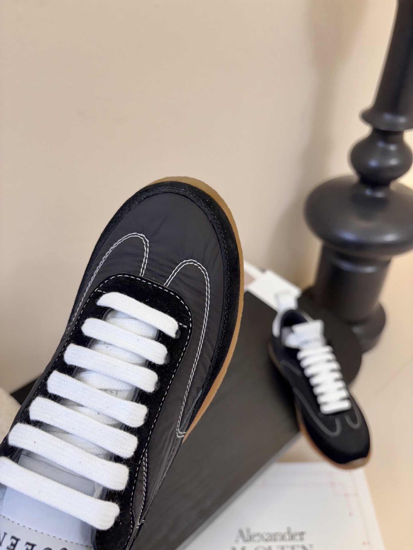 男款➕10麦昆这双新鞋 我愿称之为“懒人穿搭王炸”💥今天逛店一眼被麦昆这双新鞋勾走魂了！奶白拼浅灰麂皮也