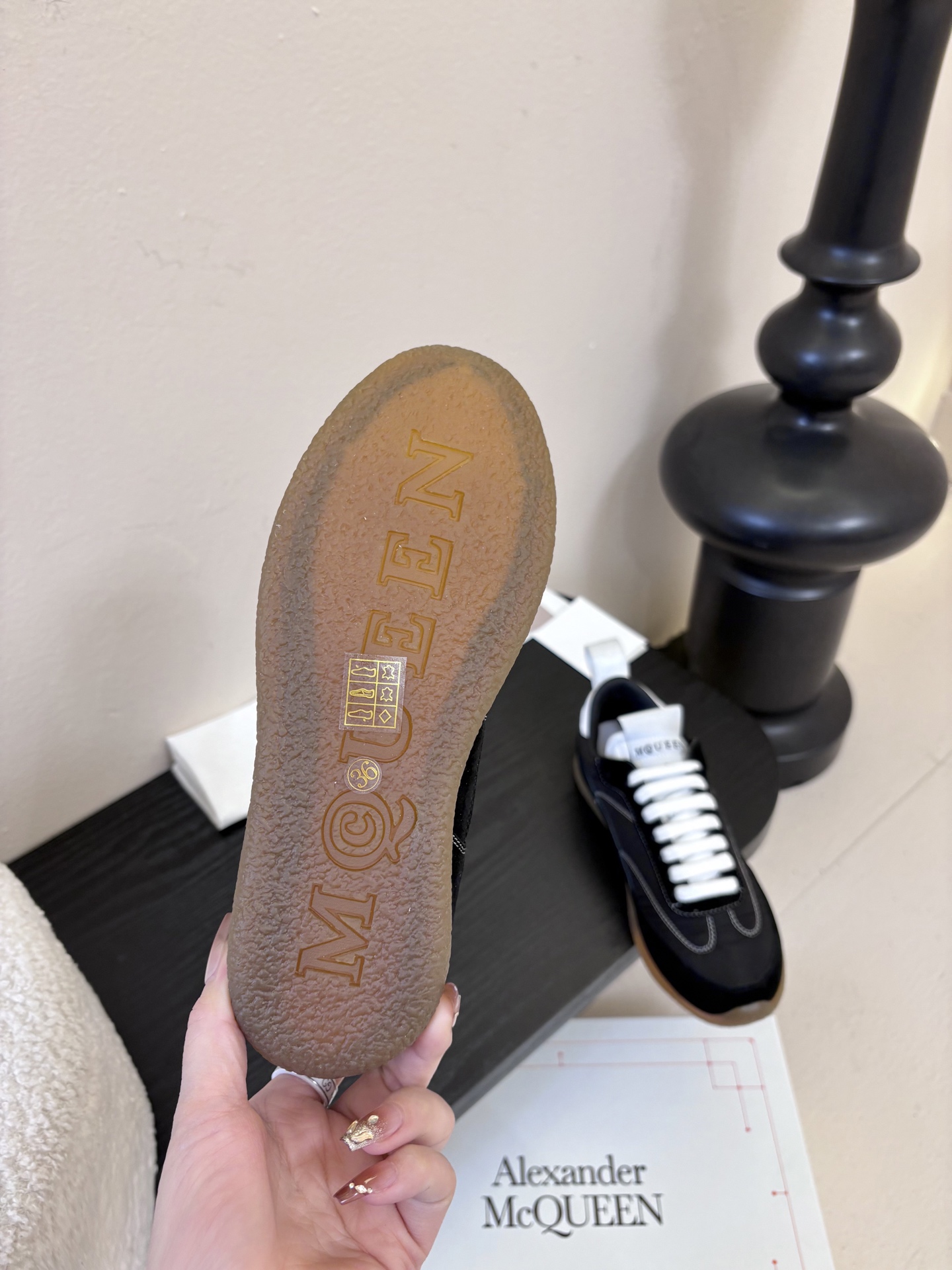 男款➕10麦昆这双新鞋 我愿称之为“懒人穿搭王炸”💥今天逛店一眼被麦昆这双新鞋勾走魂了！奶白拼浅灰麂皮也