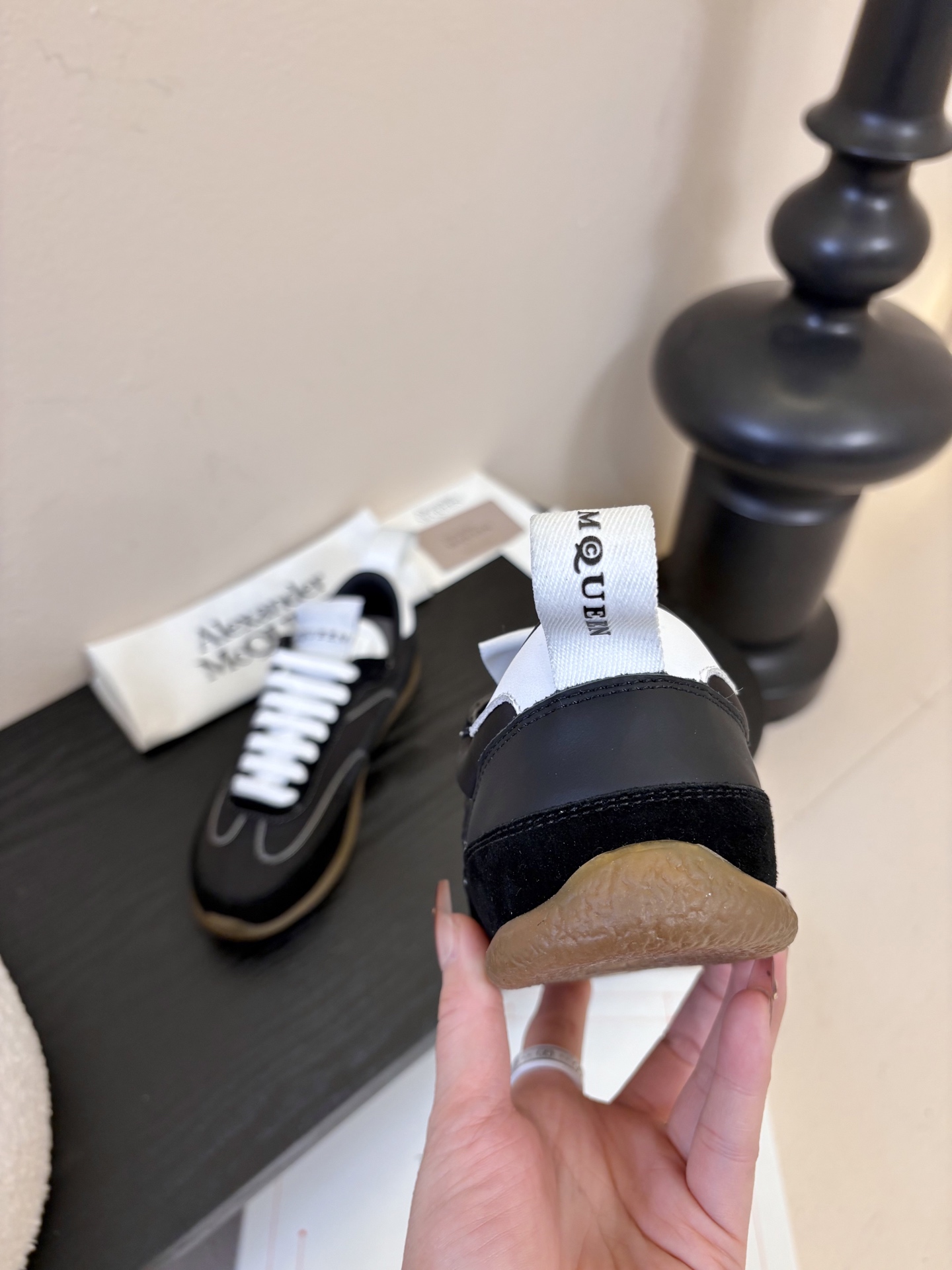 男款➕10麦昆这双新鞋 我愿称之为“懒人穿搭王炸”💥今天逛店一眼被麦昆这双新鞋勾走魂了！奶白拼浅灰麂皮也