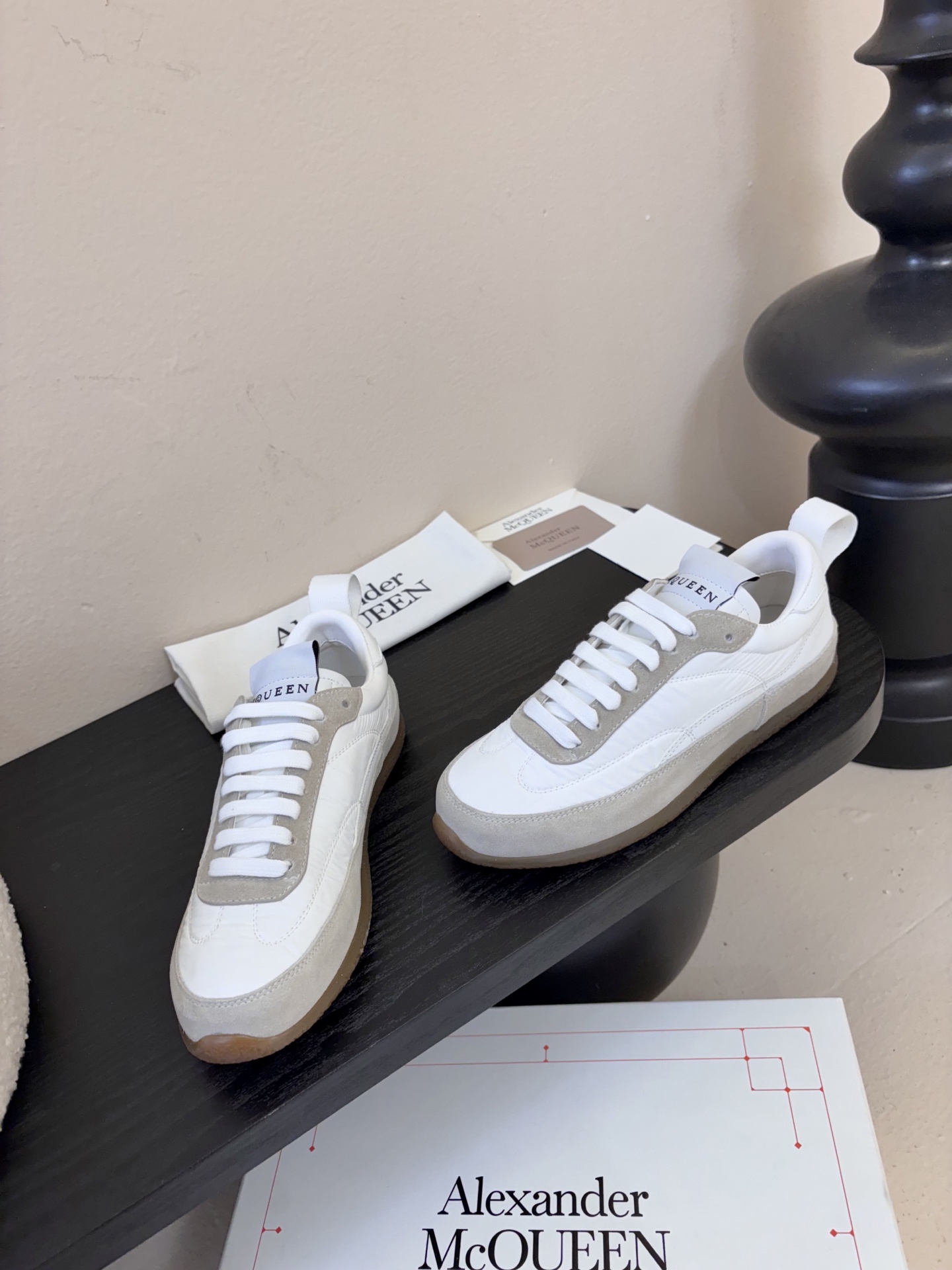 男款➕10麦昆这双新鞋 我愿称之为“懒人穿搭王炸”💥今天逛店一眼被麦昆这双新鞋勾走魂了！奶白拼浅灰麂皮也