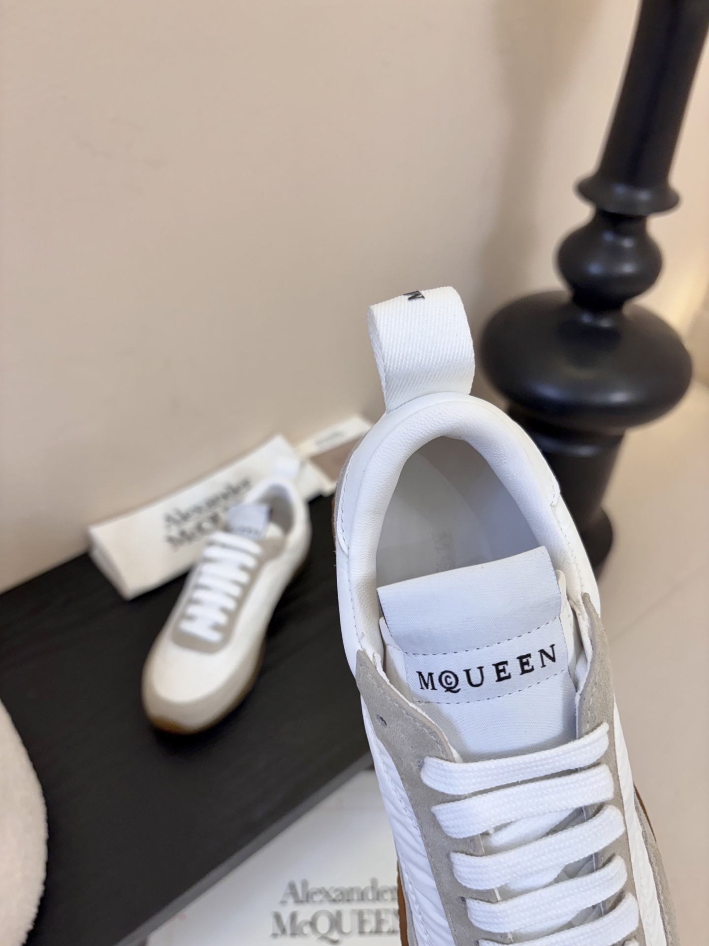 男款➕10麦昆这双新鞋 我愿称之为“懒人穿搭王炸”💥今天逛店一眼被麦昆这双新鞋勾走魂了！奶白拼浅灰麂皮也