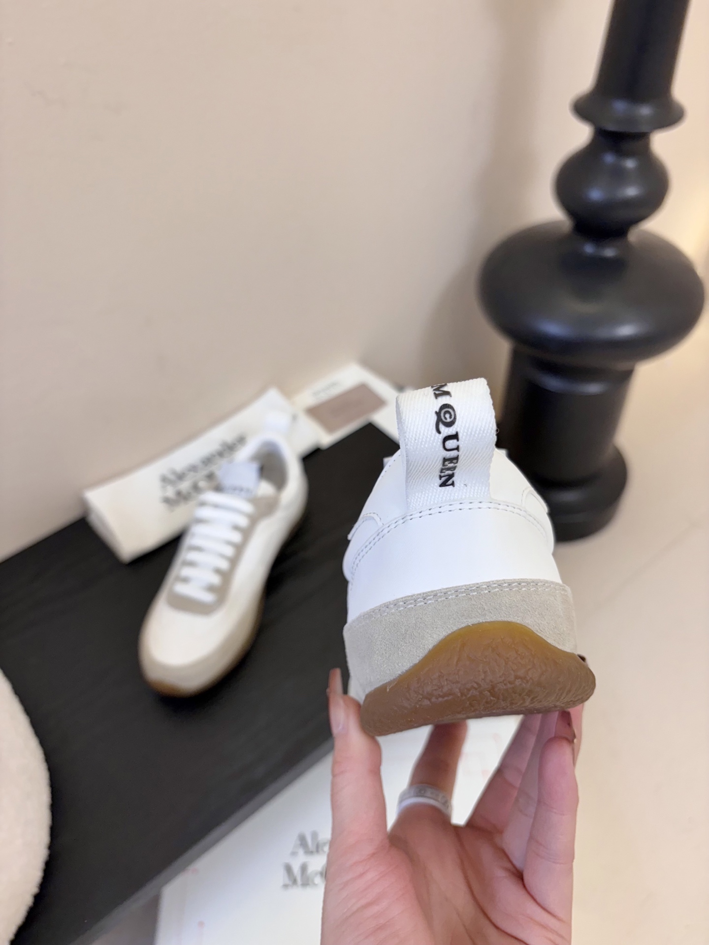 男款➕10麦昆这双新鞋 我愿称之为“懒人穿搭王炸”💥今天逛店一眼被麦昆这双新鞋勾走魂了！奶白拼浅灰麂皮也