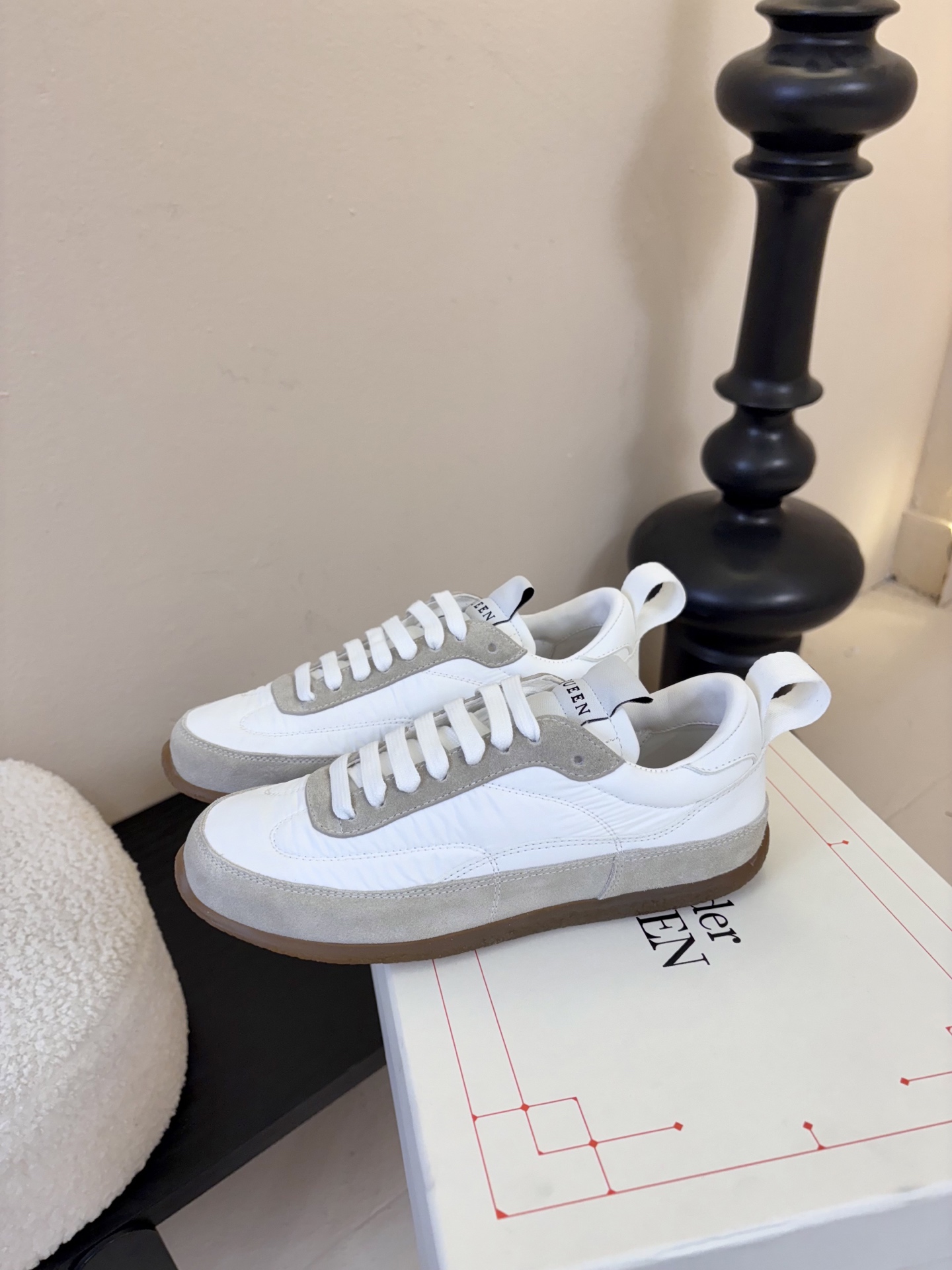 男款➕10麦昆这双新鞋 我愿称之为“懒人穿搭王炸”💥今天逛店一眼被麦昆这双新鞋勾走魂了！奶白拼浅灰麂皮也