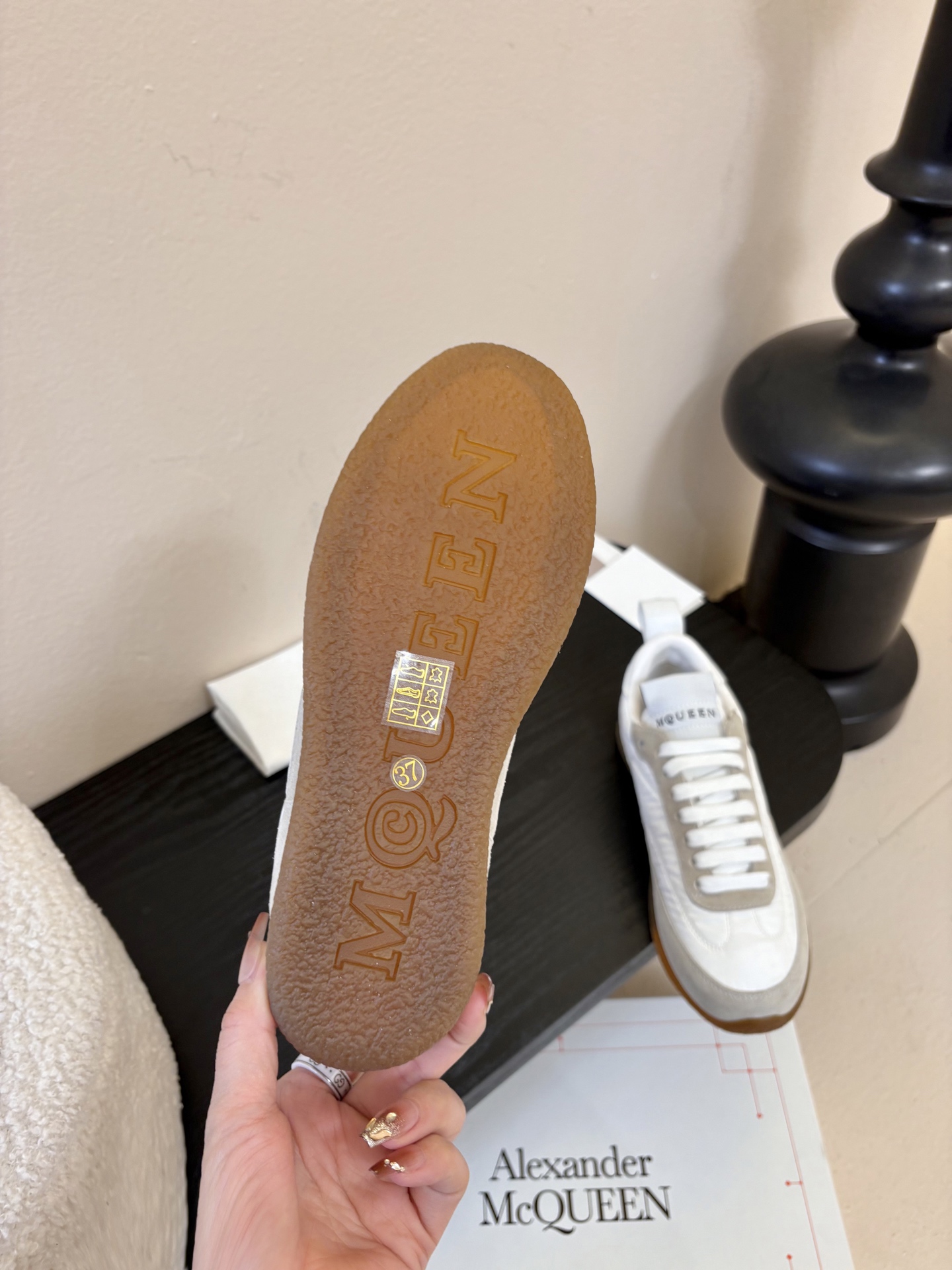 男款➕10麦昆这双新鞋 我愿称之为“懒人穿搭王炸”💥今天逛店一眼被麦昆这双新鞋勾走魂了！奶白拼浅灰麂皮也