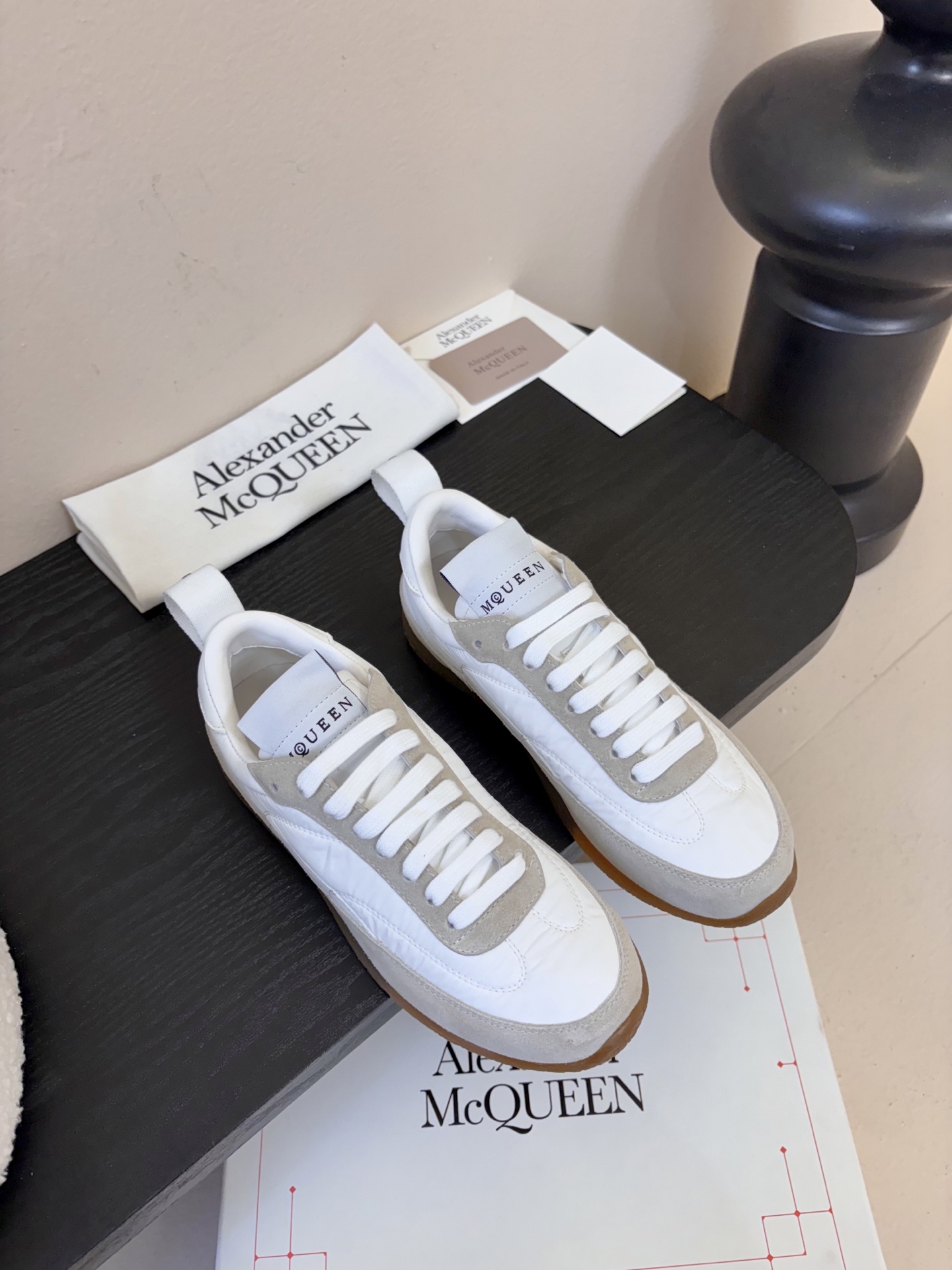 NO:669689,Men’s Style 10. McQueen’s new pair of shoes. I would like to call them the “king of lazy people’s style.” I was attracted by McQueen’s new pair of shoes when I went to the store today!  The creamy white and light gray suede are too gentle. The shape of the shoe is a kind of retro Forrest Gump style. The upper part makes the foot slimmer without crowding the foot. The raw rubber sole is soft and soft. When I tried it on, I took two steps and I felt that I would not be tired after shopping all day!  The jeans I wore today happened to be of American cleanfit style. They should be worn with sweatpants when I go home. Even my mother said that these shoes look much more pleasing to the eye than the 'beautiful torture instruments' I bought before. The key is that these shoes are not bad on the street, and the small label on the tongue is low-key and decent. If you know McQueen, you can get it at a glance ~ I just asked the salesperson about the size and it has already begun to run out. If you like it, don't hesitate. This pair is a pair that you 'buy and want to wear every day'!  Fabric nubuck cloth, original lining, original sole, size 35-45 (please note male and female when ordering at 39.40.41, 45 is customized, non-returnable and non-exchangeable), casual shoes/sports shoes, alexander mcqueen, sneakers, jeans, chamois leather19860909男款10 麦昆这双新鞋 我愿称之为“懒人穿搭王炸”今天逛店一眼被麦昆这双新鞋勾走魂了！奶白拼浅灰麂皮也太温柔了吧,鞋型是那种带点复古的阿甘款,上脚显脚瘦还不挤脚——生胶底软乎乎的,试穿的时候踩了两步,感觉逛一天街都不会累！ 搭我今天穿的牛仔裤刚好是美式cleanfit那味儿,回家配运动裤应该更慵懒,连我妈都说这鞋看着比我之前买的那些“漂亮刑具”顺眼多了.关键是这双不烂大街,鞋舌那小标低调又有面儿,懂麦昆的一眼就能get到～ 刚问了柜姐码数已经开始缺了,喜欢的姐妹真的别犹豫,这双属于“买了天天想穿”的款！ 面料磨砂布面 内里原版内里 鞋底原版鞋底 尺码35-45(39.40.41下单备注男女,45定制不退不换),休闲鞋/运动鞋,alexander mcqueen,sneakers,jeans,chamois leather,Women's Shoes