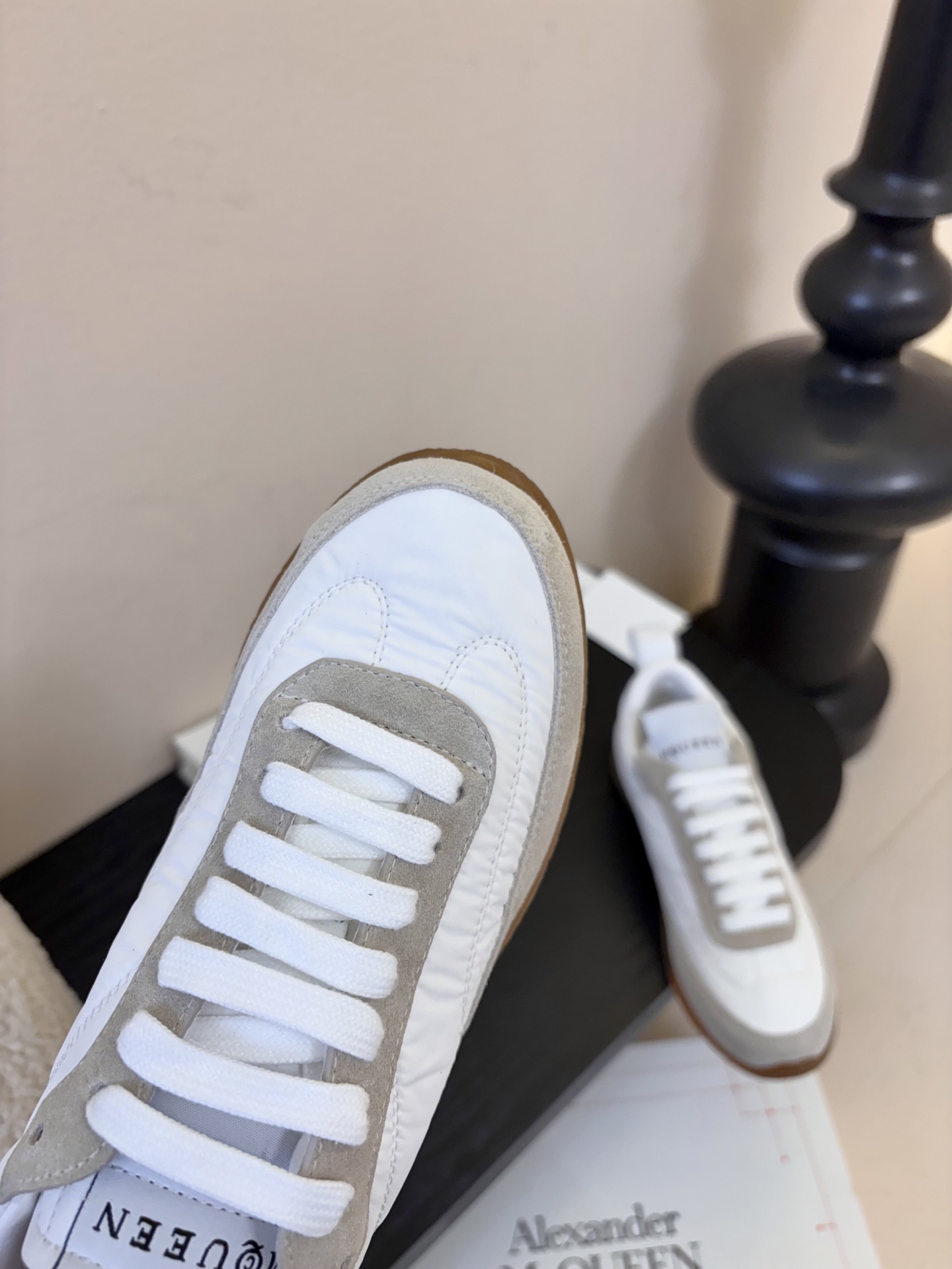 男款➕10麦昆这双新鞋 我愿称之为“懒人穿搭王炸”💥今天逛店一眼被麦昆这双新鞋勾走魂了！奶白拼浅灰麂皮也