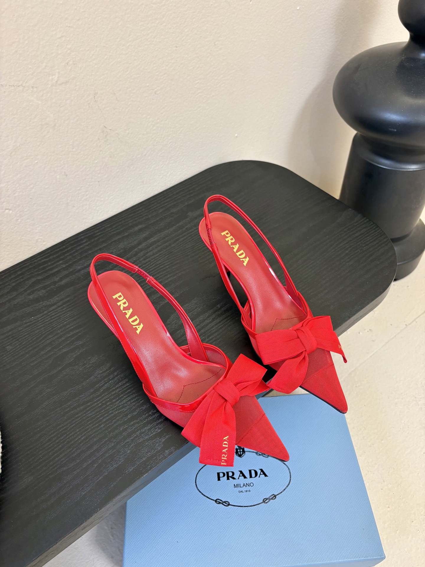 PRAD*25ss 复古三角标尖头小猫跟鞋头处嵌入Prada三角徽标，这是品牌辨识度极高的符号元素，强化