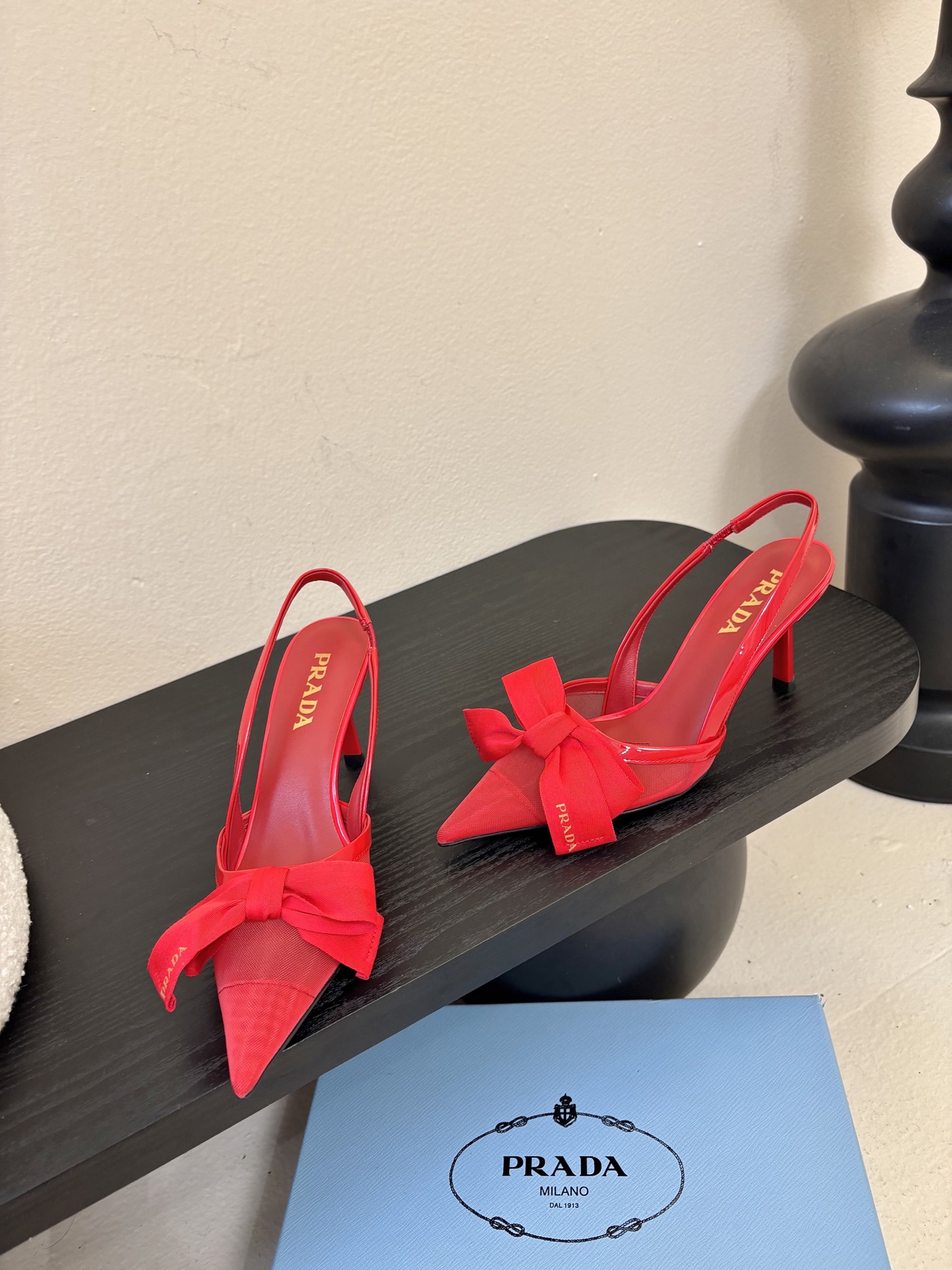 PRAD*25ss 复古三角标尖头小猫跟鞋头处嵌入Prada三角徽标，这是品牌辨识度极高的符号元素，强化