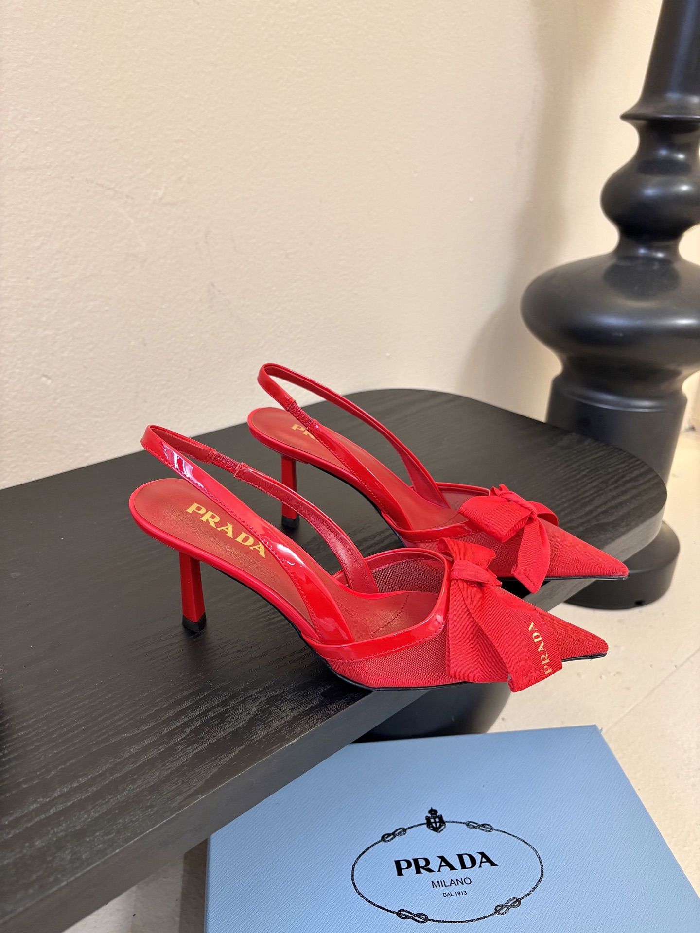 PRAD*25ss 复古三角标尖头小猫跟鞋头处嵌入Prada三角徽标，这是品牌辨识度极高的符号元素，强化