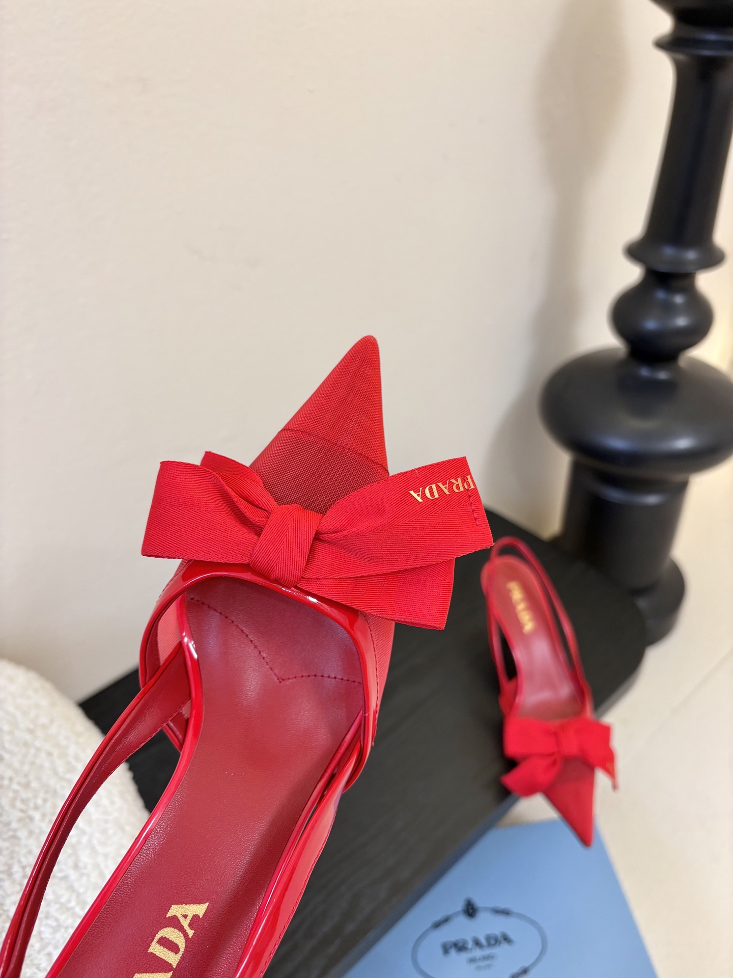 PRAD*25ss 复古三角标尖头小猫跟鞋头处嵌入Prada三角徽标，这是品牌辨识度极高的符号元素，强化