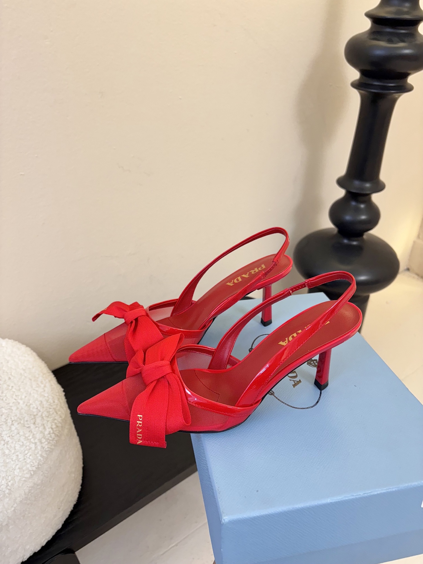 PRAD*25ss 复古三角标尖头小猫跟鞋头处嵌入Prada三角徽标，这是品牌辨识度极高的符号元素，强化