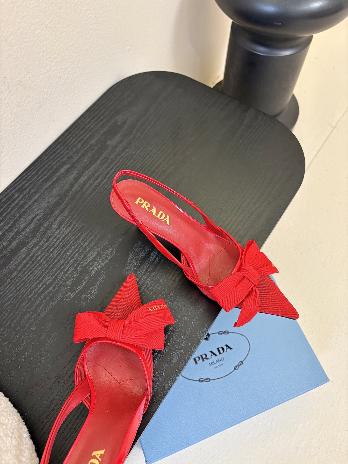 PRAD*25ss 复古三角标尖头小猫跟鞋头处嵌入Prada三角徽标，这是品牌辨识度极高的符号元素，强化