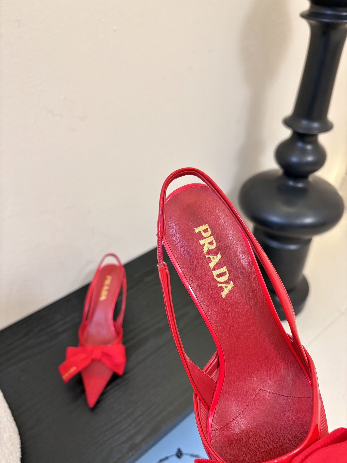 PRAD*25ss 复古三角标尖头小猫跟鞋头处嵌入Prada三角徽标，这是品牌辨识度极高的符号元素，强化