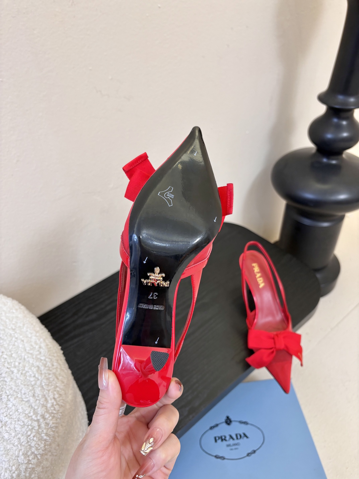 PRAD*25ss 复古三角标尖头小猫跟鞋头处嵌入Prada三角徽标，这是品牌辨识度极高的符号元素，强化