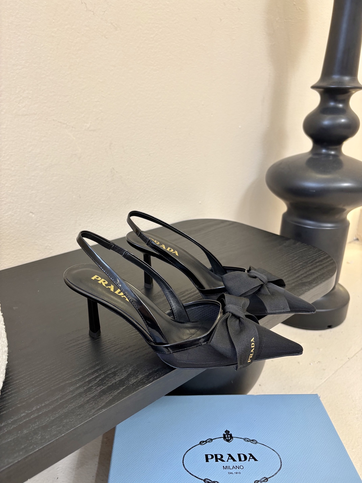 PRAD*25ss 复古三角标尖头小猫跟鞋头处嵌入Prada三角徽标，这是品牌辨识度极高的符号元素，强化