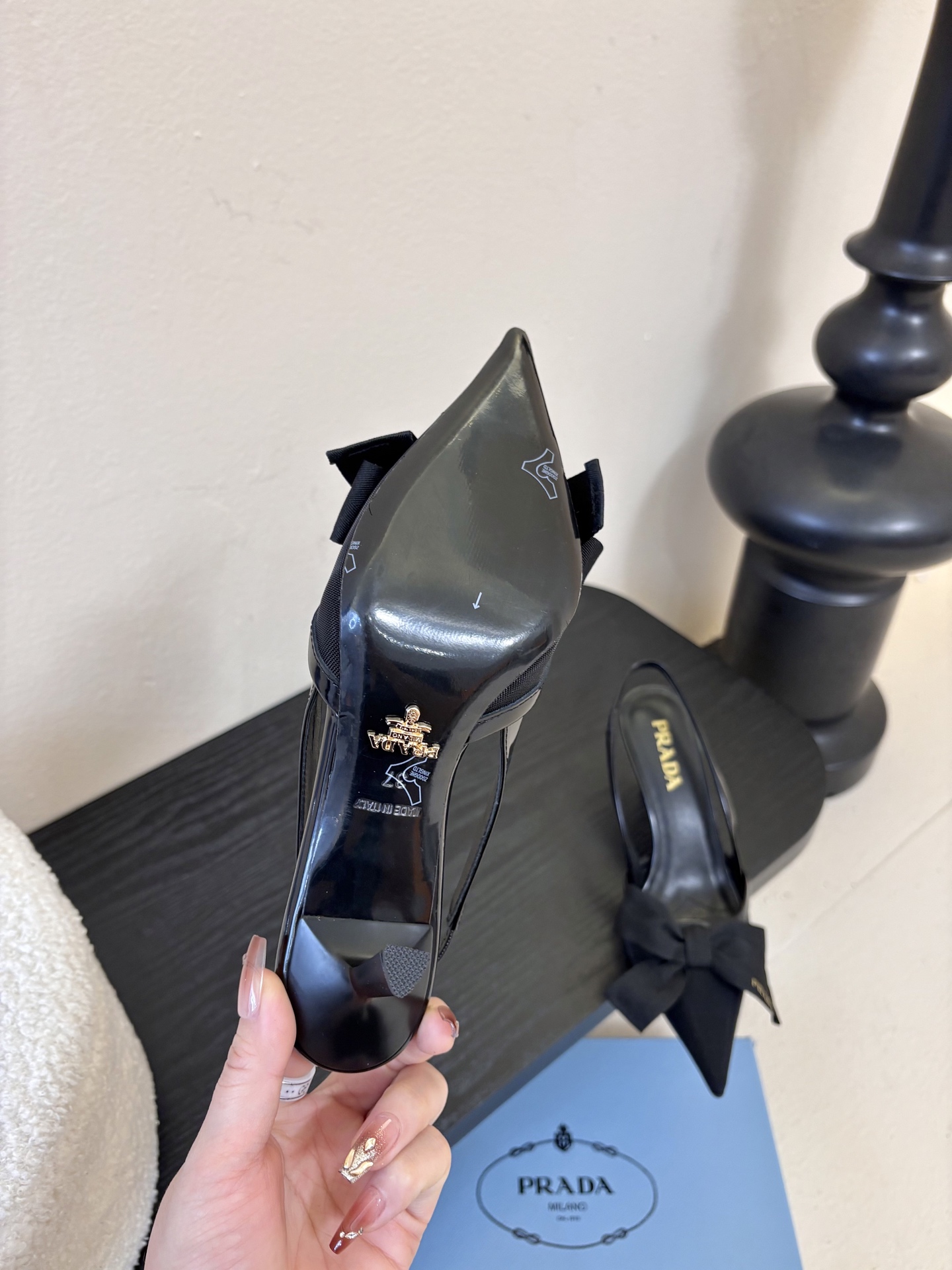 PRAD*25ss 复古三角标尖头小猫跟鞋头处嵌入Prada三角徽标，这是品牌辨识度极高的符号元素，强化