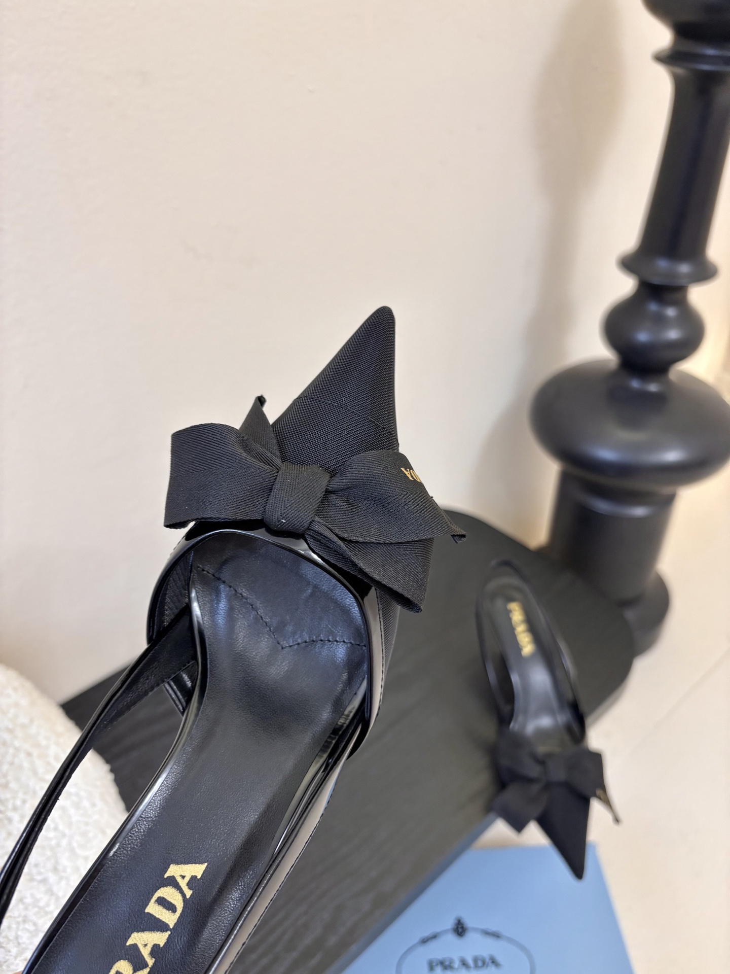 PRAD*25ss 复古三角标尖头小猫跟鞋头处嵌入Prada三角徽标，这是品牌辨识度极高的符号元素，强化