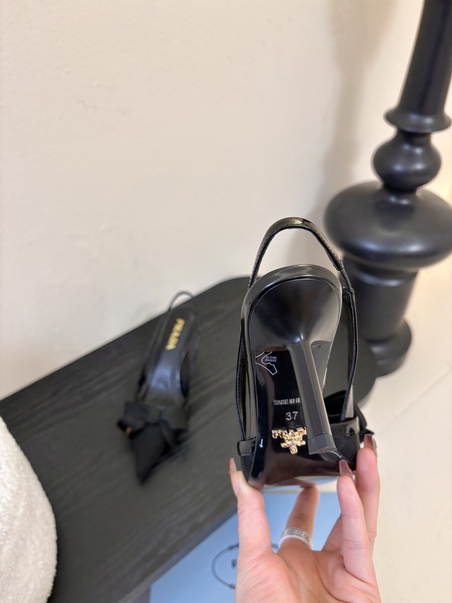 PRAD*25ss 复古三角标尖头小猫跟鞋头处嵌入Prada三角徽标，这是品牌辨识度极高的符号元素，强化