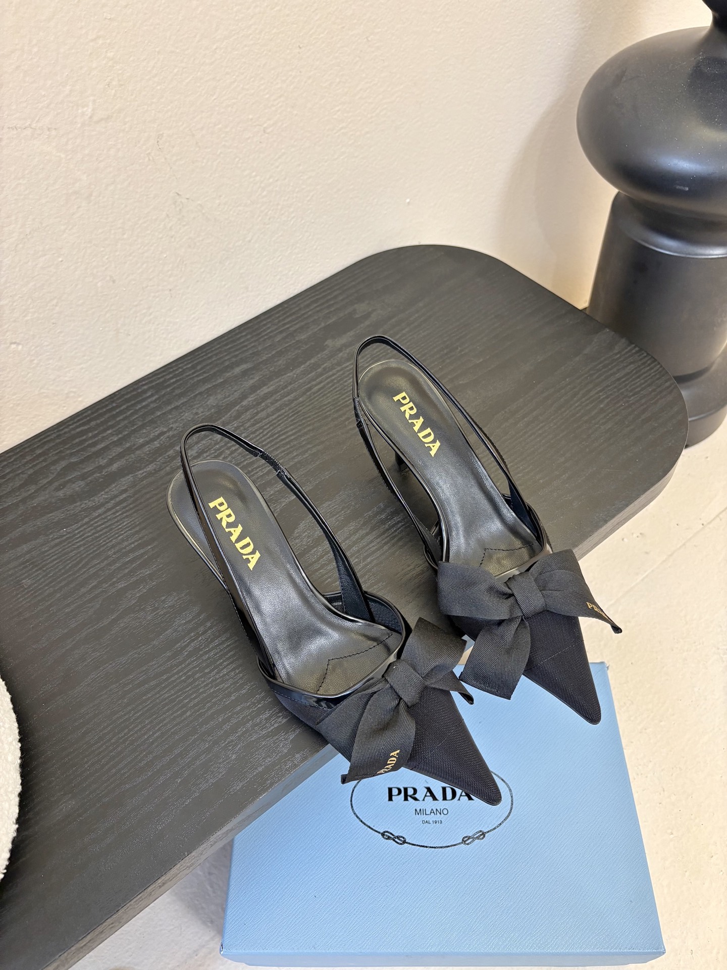 PRAD*25ss 复古三角标尖头小猫跟鞋头处嵌入Prada三角徽标，这是品牌辨识度极高的符号元素，强化