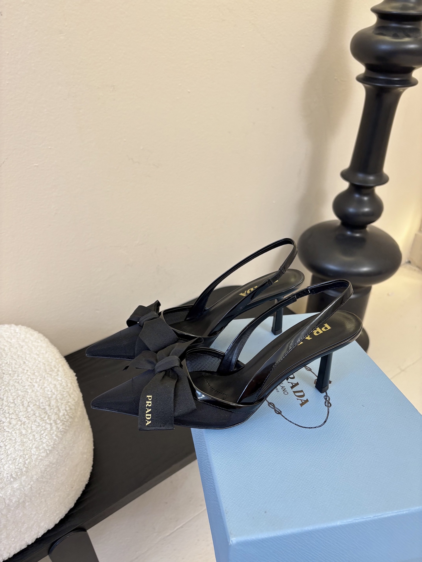 PRAD*25ss 复古三角标尖头小猫跟鞋头处嵌入Prada三角徽标，这是品牌辨识度极高的符号元素，强化