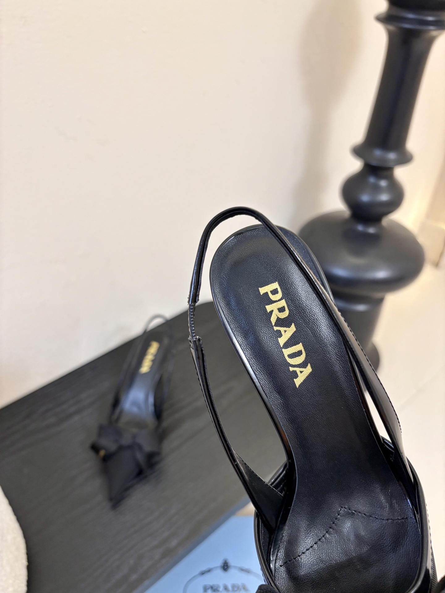 PRAD*25ss 复古三角标尖头小猫跟鞋头处嵌入Prada三角徽标，这是品牌辨识度极高的符号元素，强化