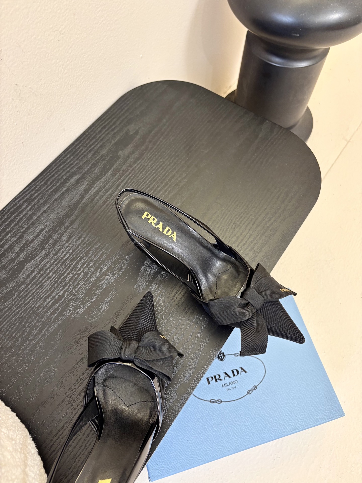 PRAD*25ss 复古三角标尖头小猫跟鞋头处嵌入Prada三角徽标，这是品牌辨识度极高的符号元素，强化