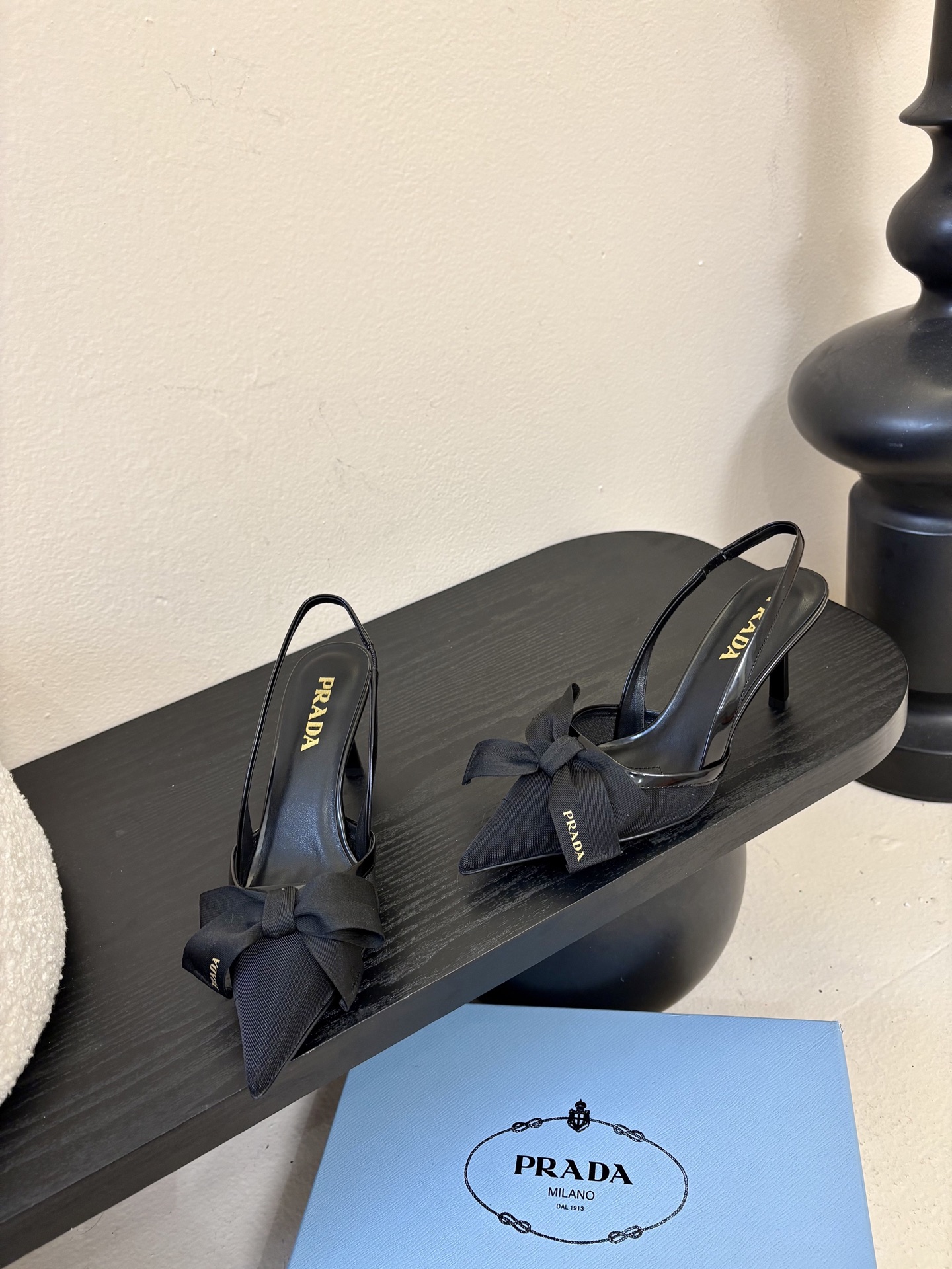 PRAD*25ss 复古三角标尖头小猫跟鞋头处嵌入Prada三角徽标，这是品牌辨识度极高的符号元素，强化