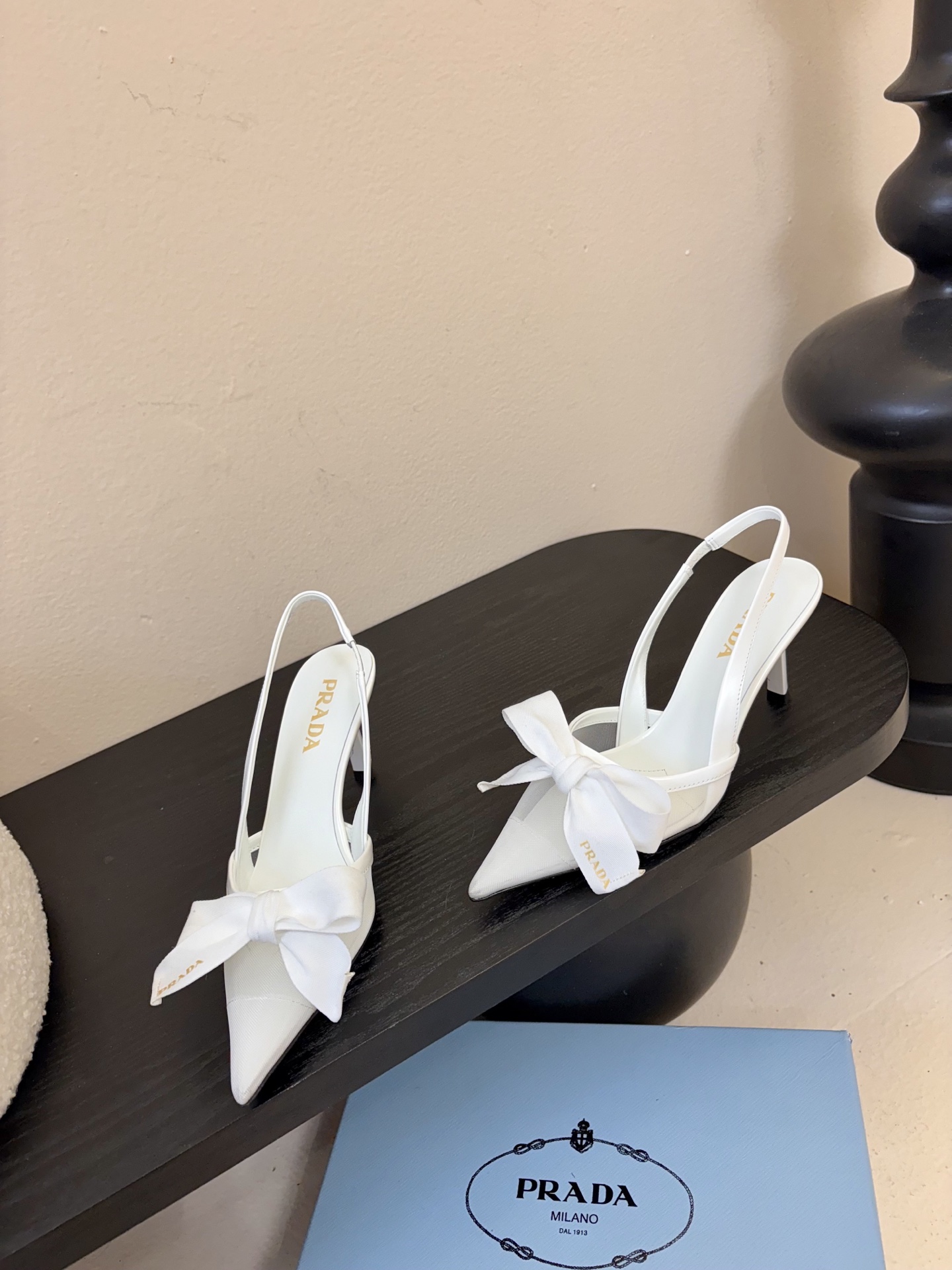 PRAD*25ss 复古三角标尖头小猫跟鞋头处嵌入Prada三角徽标，这是品牌辨识度极高的符号元素，强化