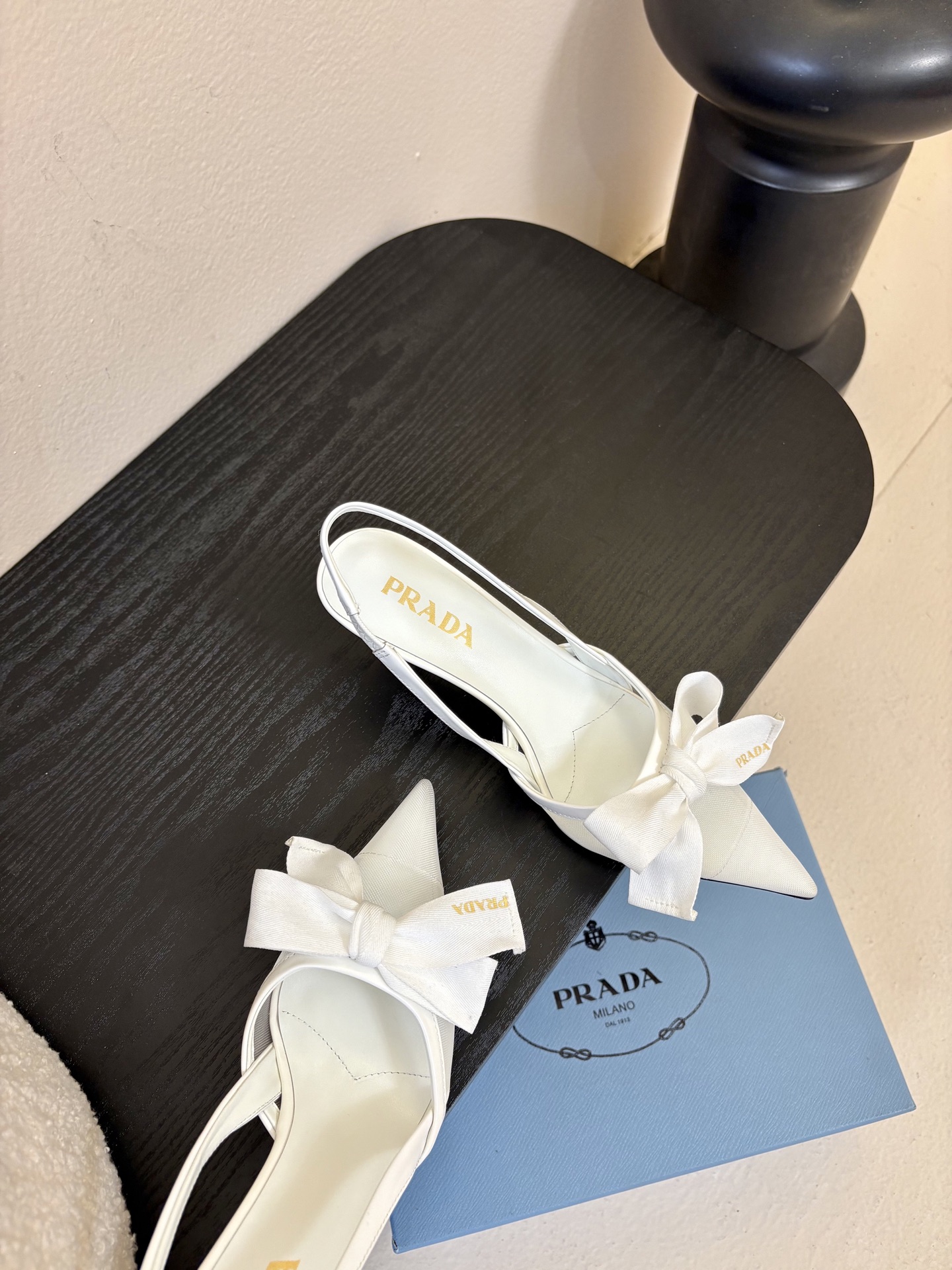 PRAD*25ss 复古三角标尖头小猫跟鞋头处嵌入Prada三角徽标，这是品牌辨识度极高的符号元素，强化