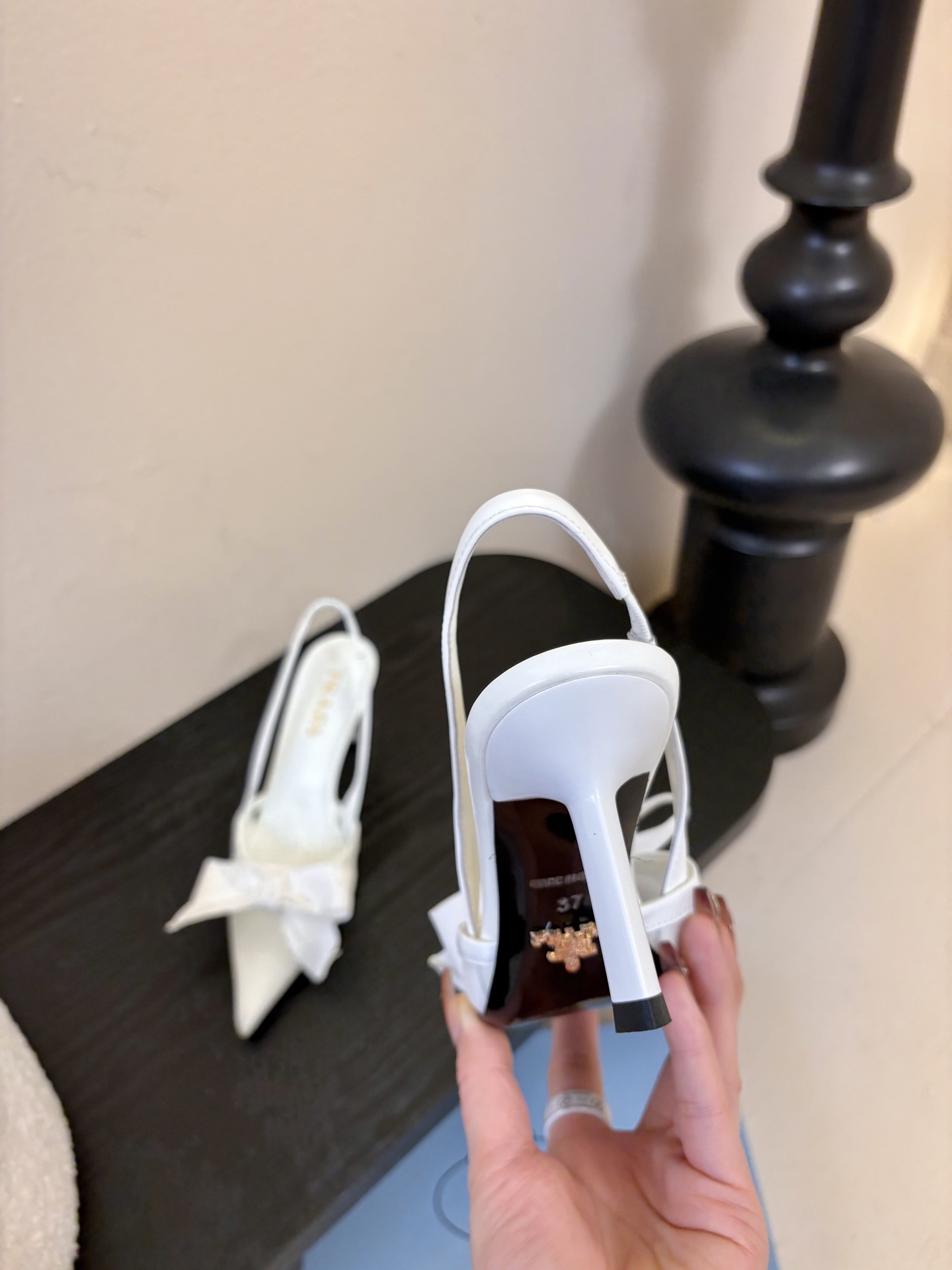PRAD*25ss 复古三角标尖头小猫跟鞋头处嵌入Prada三角徽标，这是品牌辨识度极高的符号元素，强化