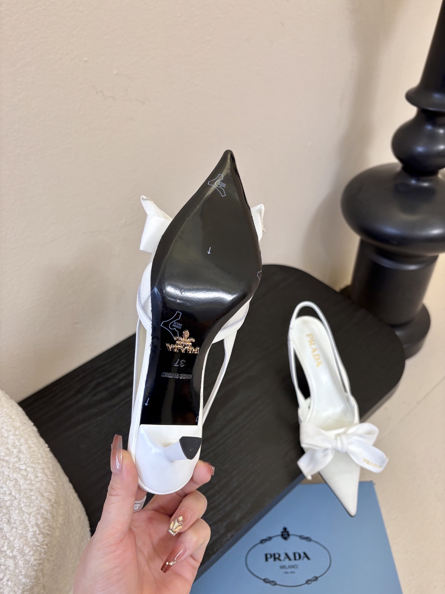 PRAD*25ss 复古三角标尖头小猫跟鞋头处嵌入Prada三角徽标，这是品牌辨识度极高的符号元素，强化