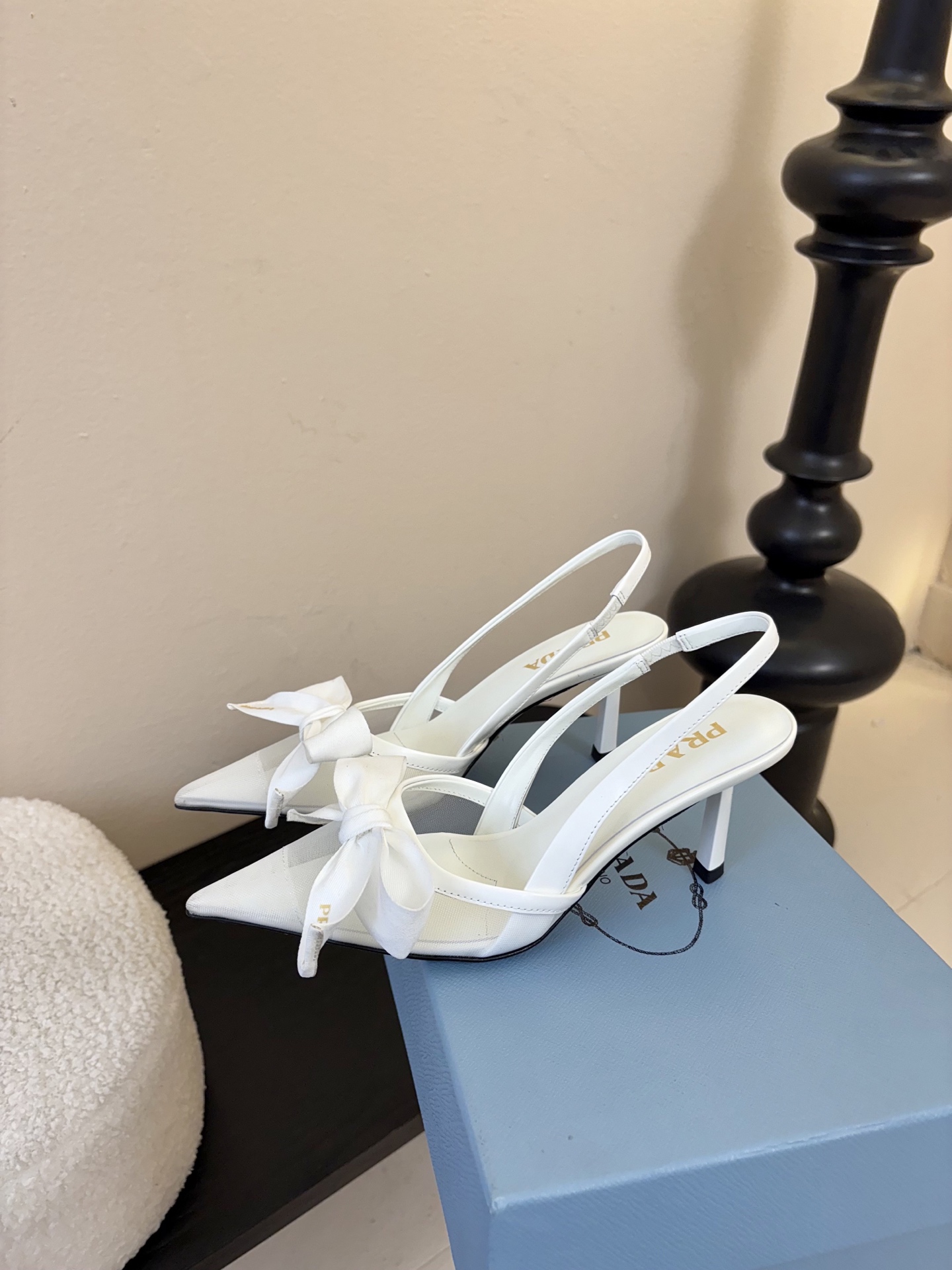 PRAD*25ss 复古三角标尖头小猫跟鞋头处嵌入Prada三角徽标，这是品牌辨识度极高的符号元素，强化