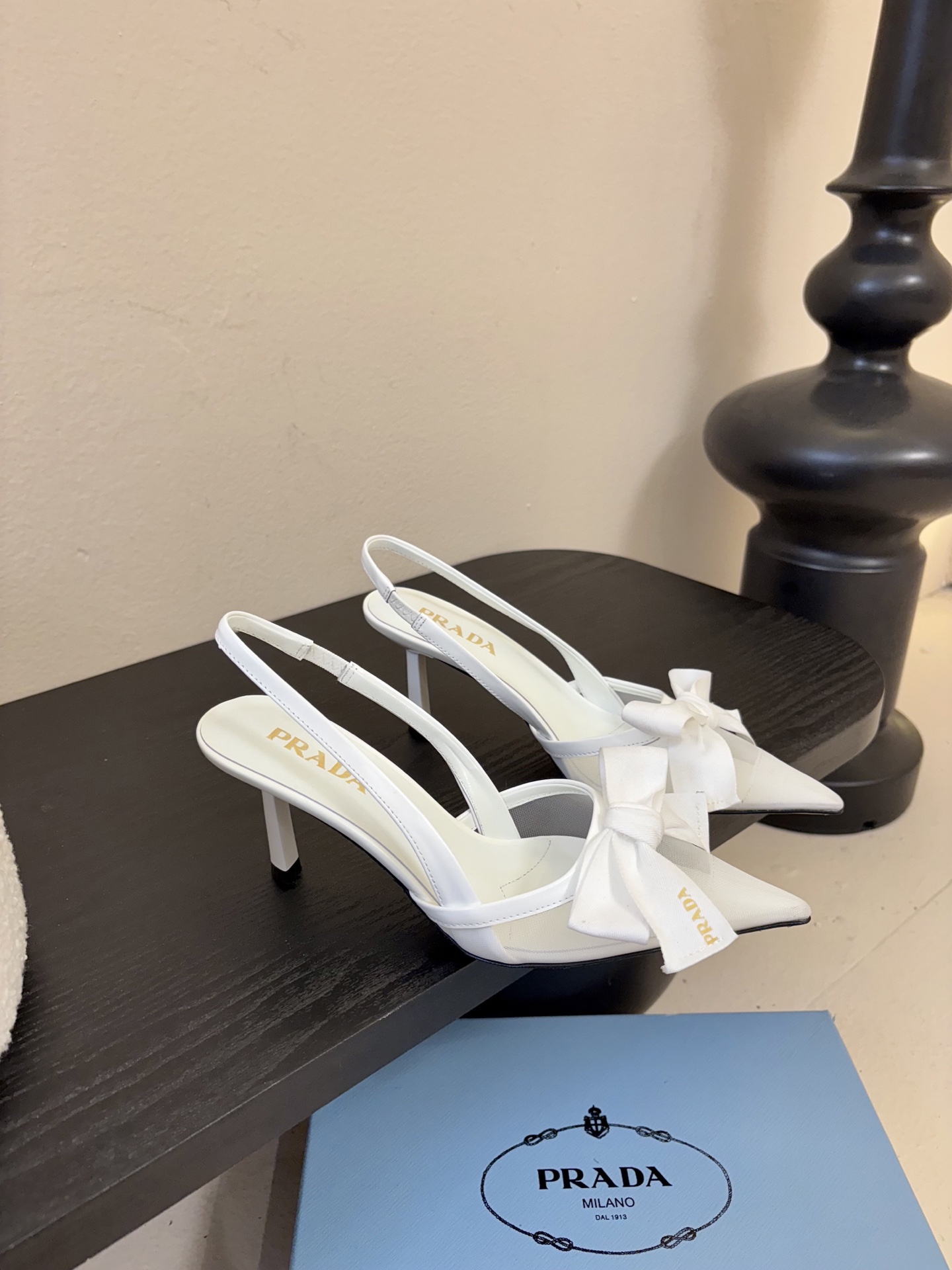 PRAD*25ss 复古三角标尖头小猫跟鞋头处嵌入Prada三角徽标，这是品牌辨识度极高的符号元素，强化