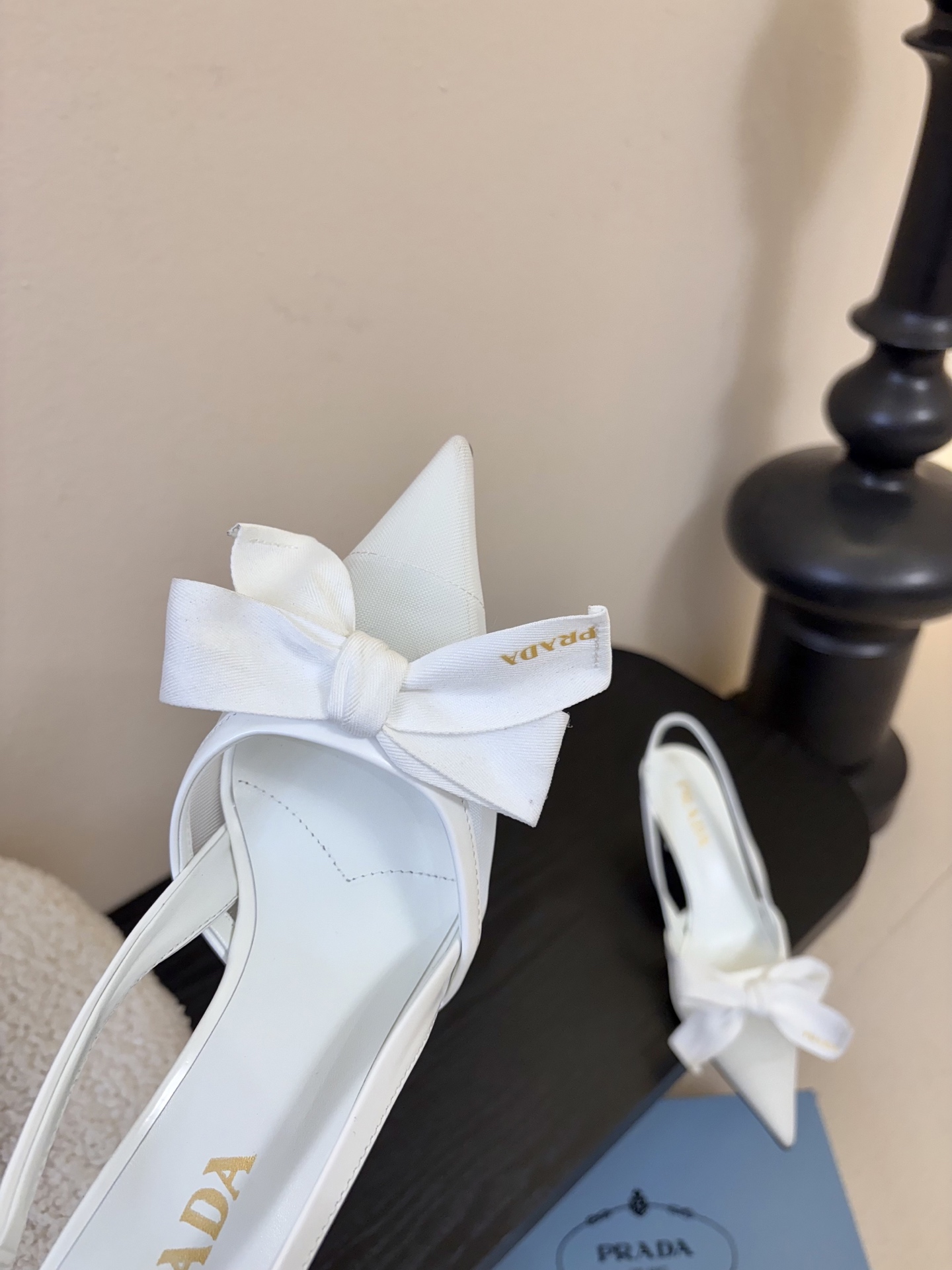 PRAD*25ss 复古三角标尖头小猫跟鞋头处嵌入Prada三角徽标，这是品牌辨识度极高的符号元素，强化