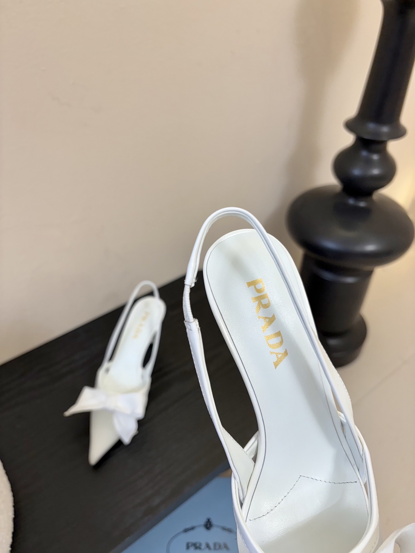 PRAD*25ss 复古三角标尖头小猫跟鞋头处嵌入Prada三角徽标，这是品牌辨识度极高的符号元素，强化