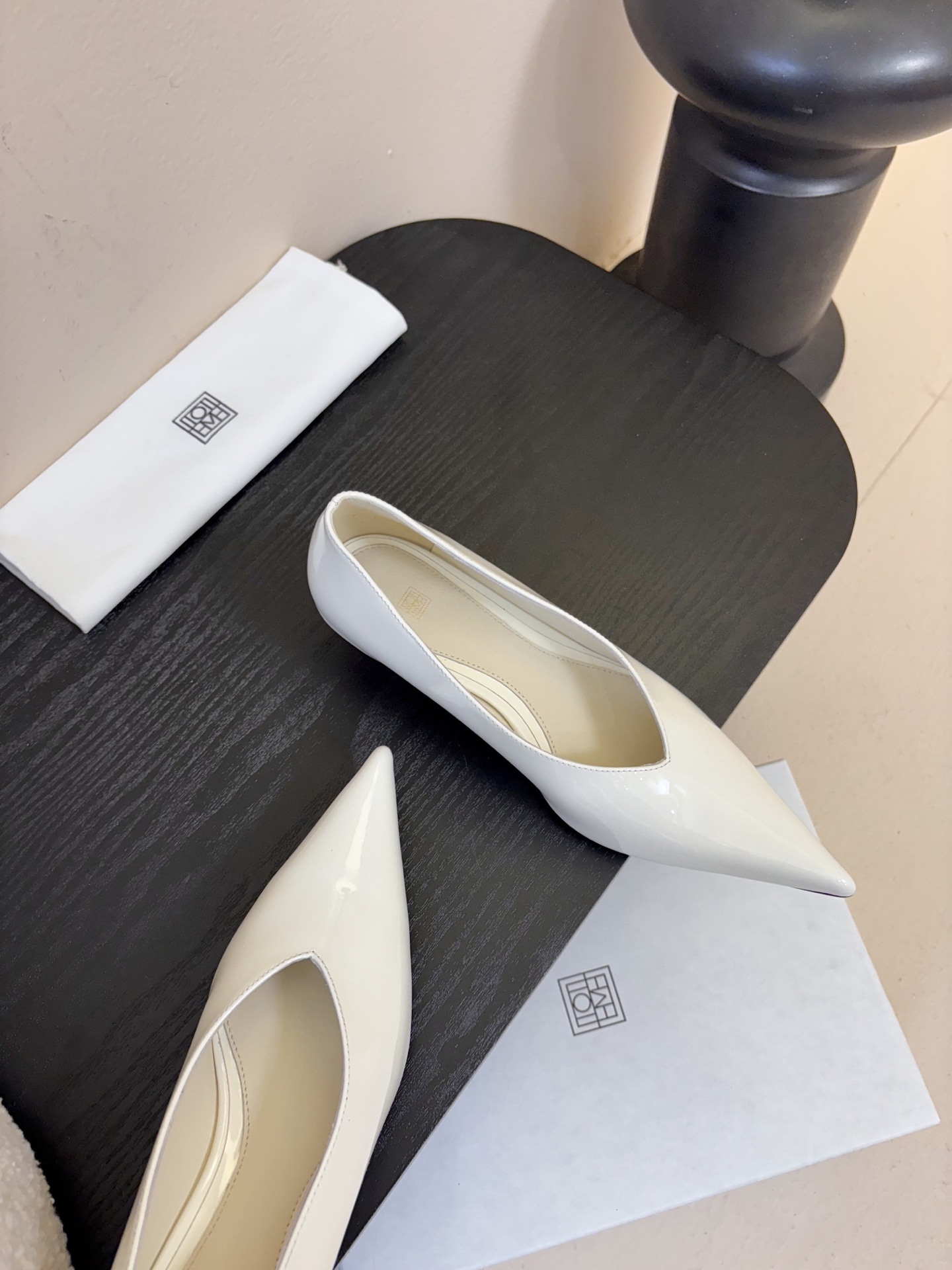 Toteme 25ss尖头坡跟鞋！极简主义风格 复古又高级！简约又大气 属于非常耐看的款式！鞋面采用进口