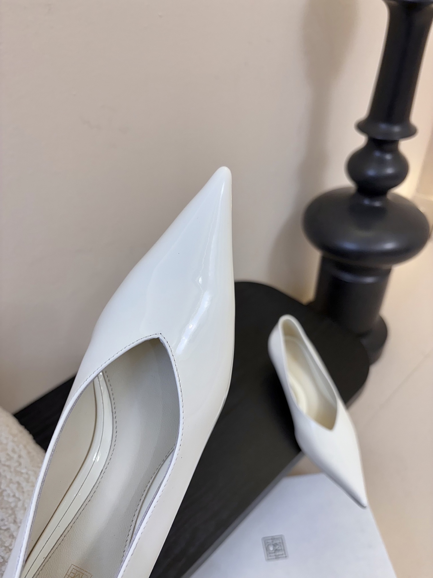 Toteme 25ss尖头坡跟鞋！极简主义风格 复古又高级！简约又大气 属于非常耐看的款式！鞋面采用进口