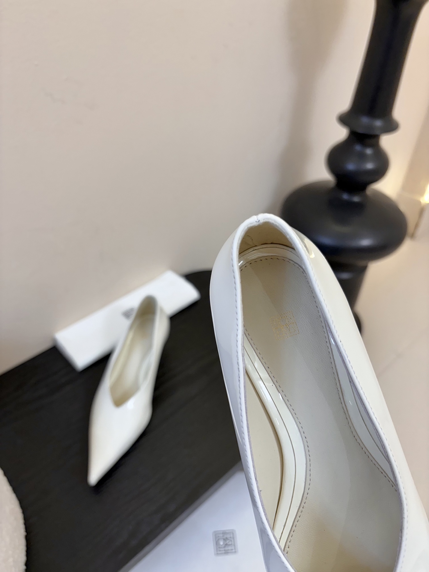 Toteme 25ss尖头坡跟鞋！极简主义风格 复古又高级！简约又大气 属于非常耐看的款式！鞋面采用进口