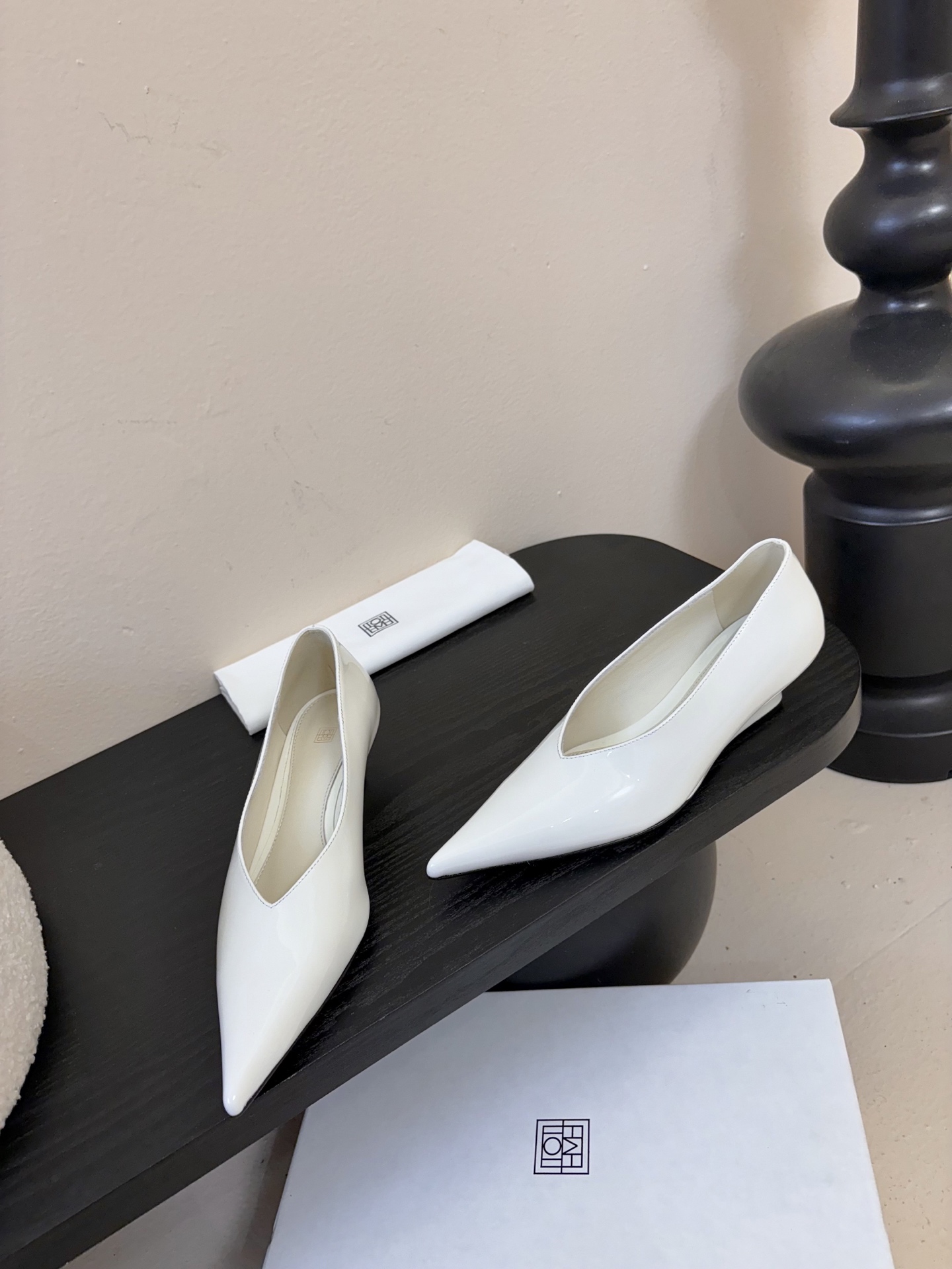 Toteme 25ss尖头坡跟鞋！极简主义风格 复古又高级！简约又大气 属于非常耐看的款式！鞋面采用进口