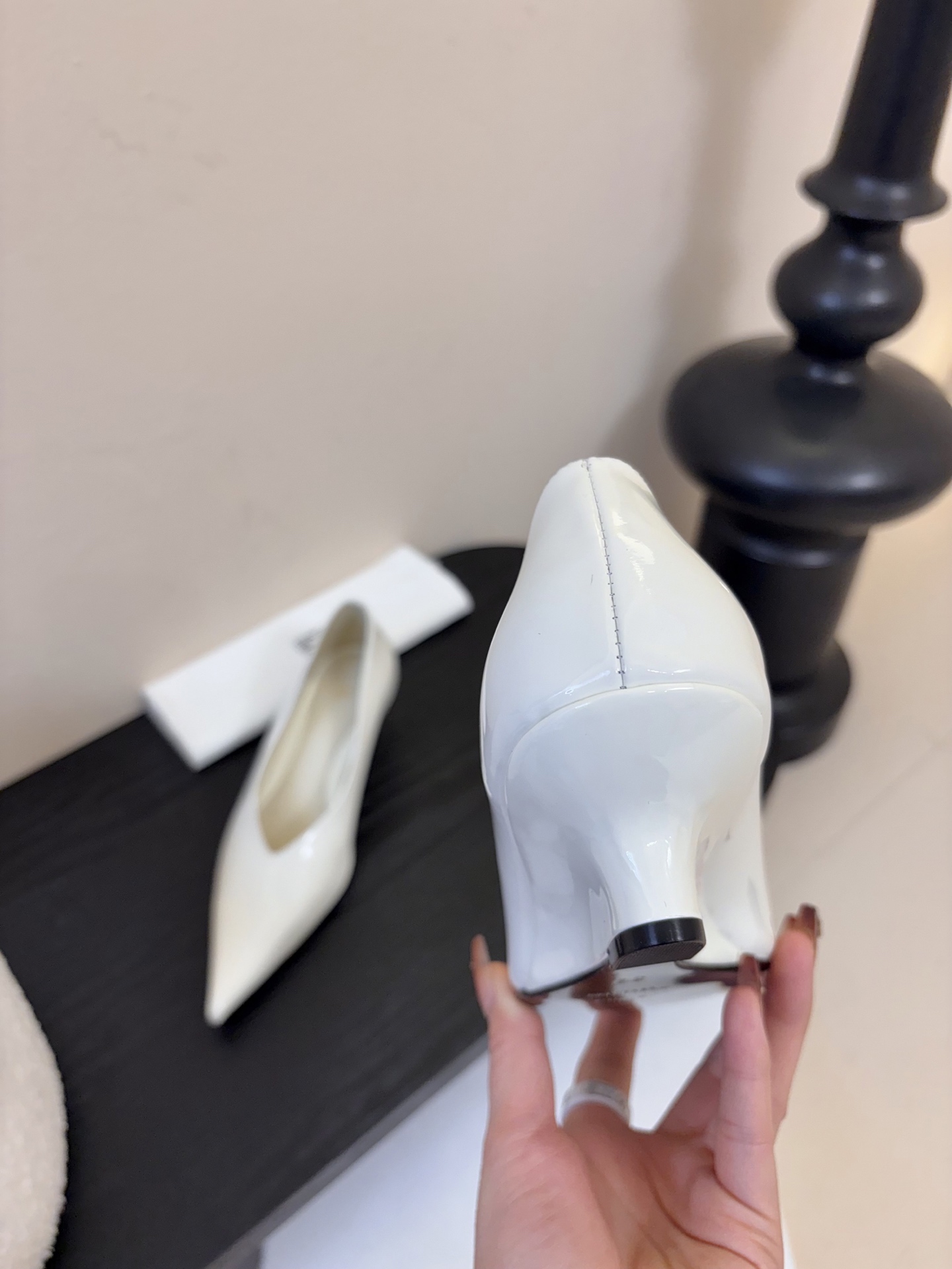 Toteme 25ss尖头坡跟鞋！极简主义风格 复古又高级！简约又大气 属于非常耐看的款式！鞋面采用进口