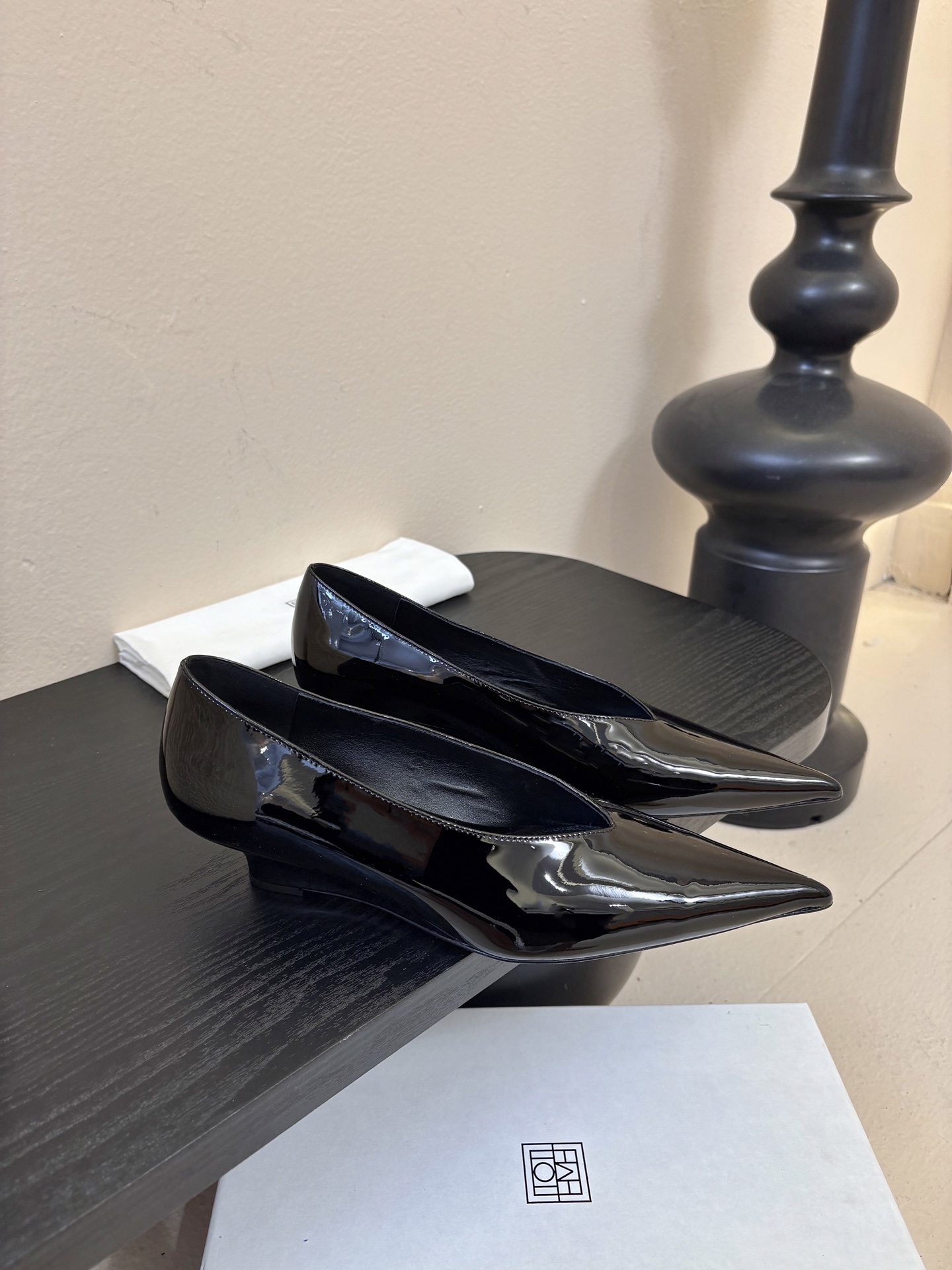 Toteme 25ss尖头坡跟鞋！极简主义风格 复古又高级！简约又大气 属于非常耐看的款式！鞋面采用进口