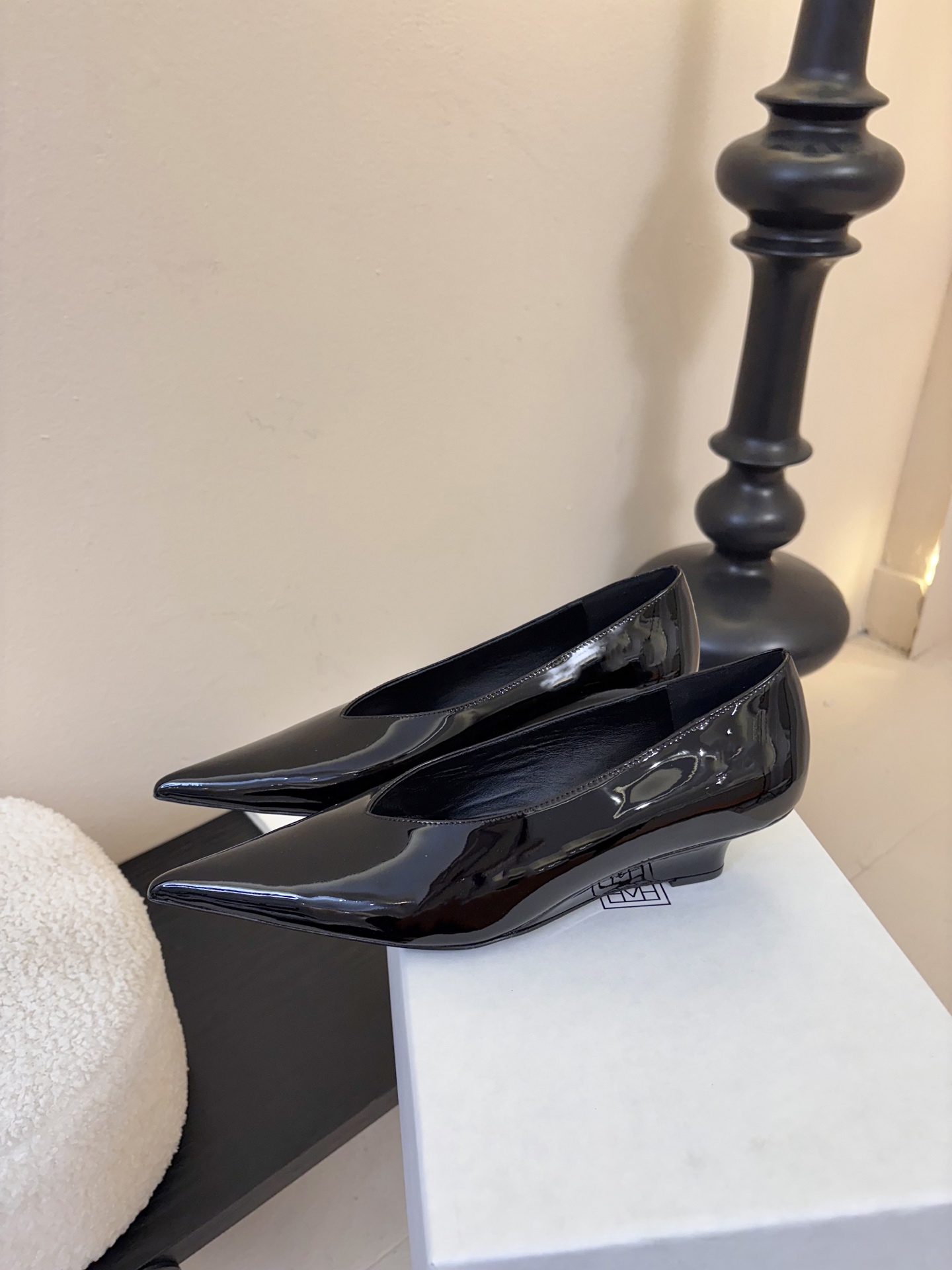 Toteme 25ss尖头坡跟鞋！极简主义风格 复古又高级！简约又大气 属于非常耐看的款式！鞋面采用进口