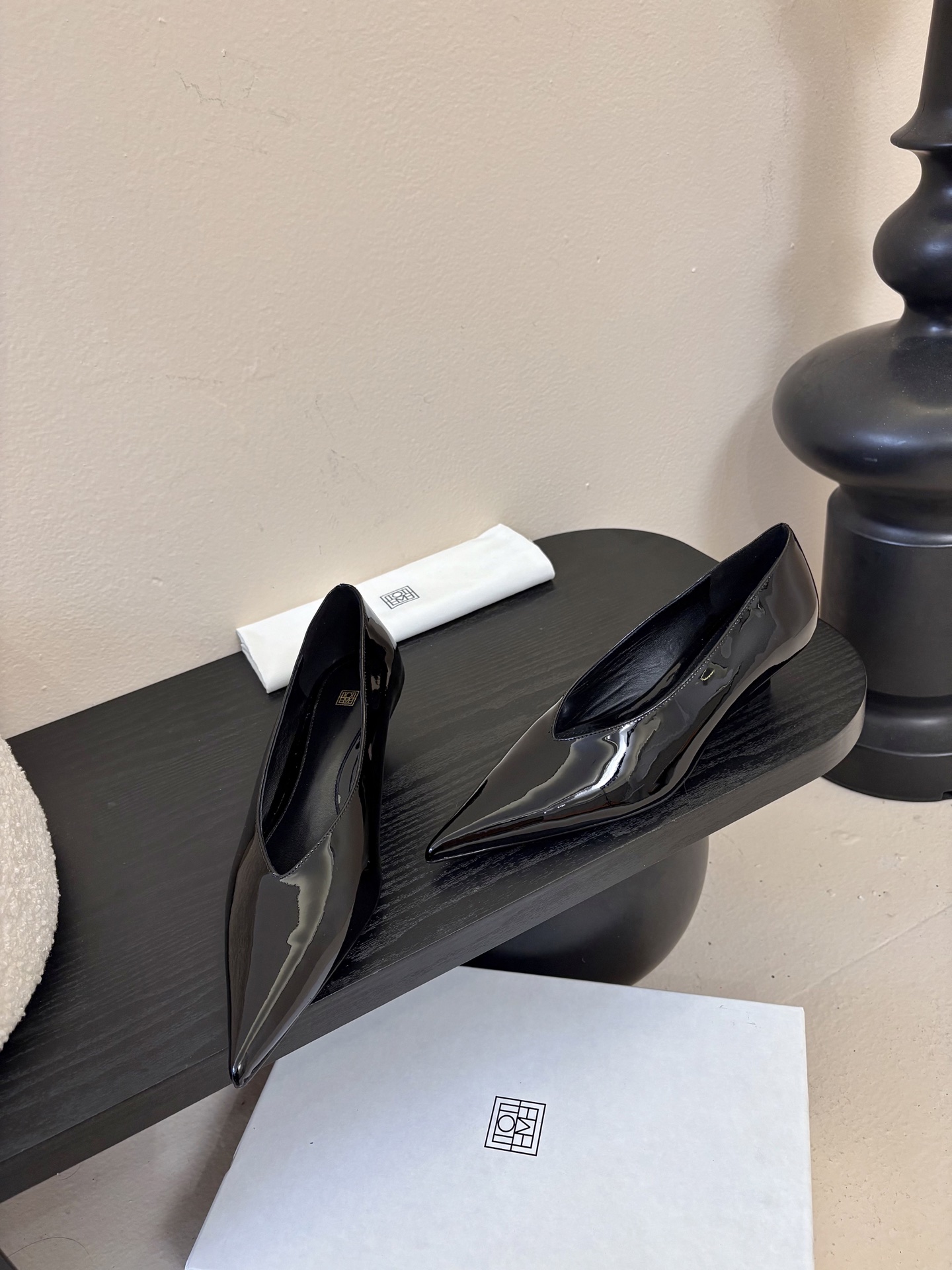 Toteme 25ss尖头坡跟鞋！极简主义风格 复古又高级！简约又大气 属于非常耐看的款式！鞋面采用进口