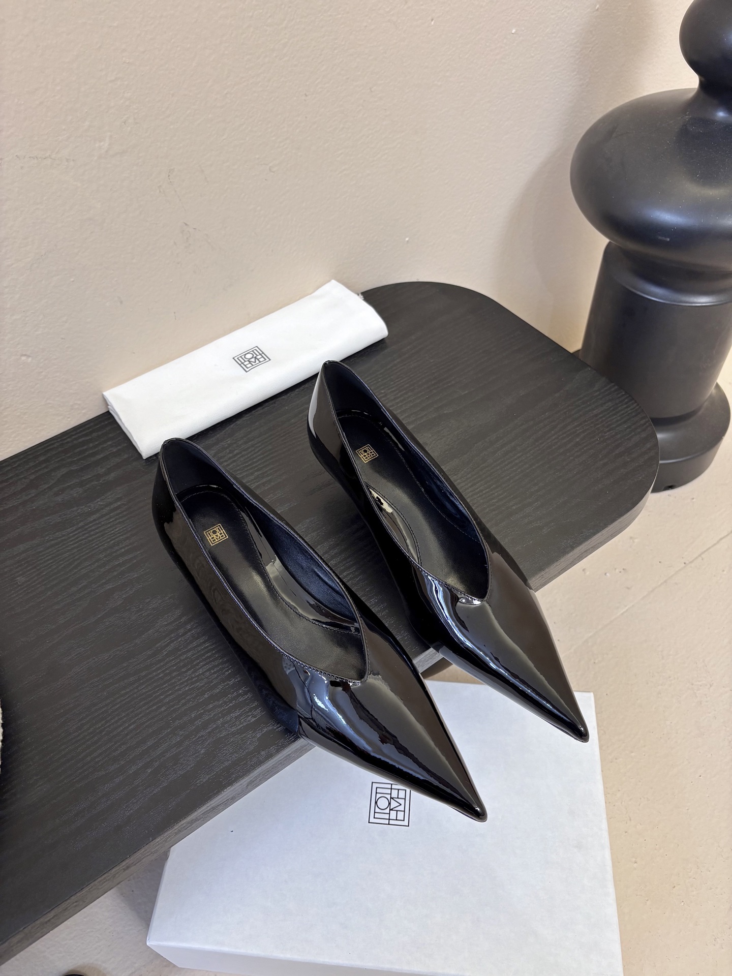 Toteme 25ss尖头坡跟鞋！极简主义风格 复古又高级！简约又大气 属于非常耐看的款式！鞋面采用进口