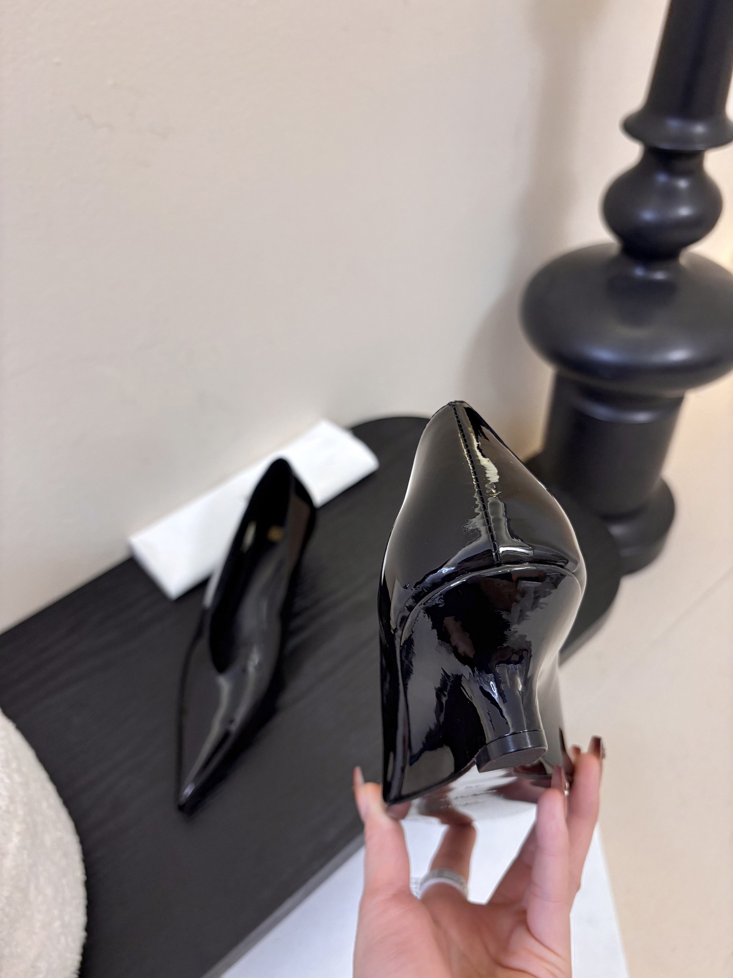 Toteme 25ss尖头坡跟鞋！极简主义风格 复古又高级！简约又大气 属于非常耐看的款式！鞋面采用进口