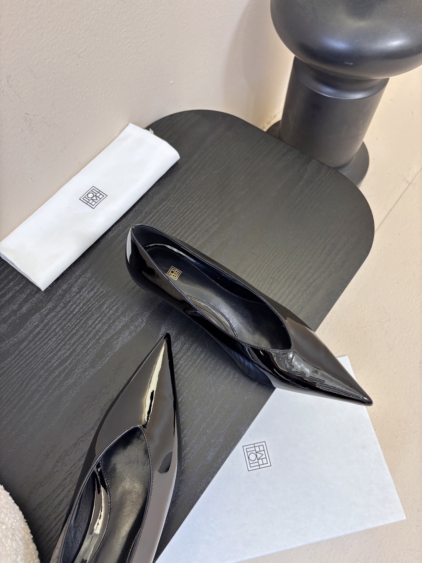 Toteme 25ss尖头坡跟鞋！极简主义风格 复古又高级！简约又大气 属于非常耐看的款式！鞋面采用进口