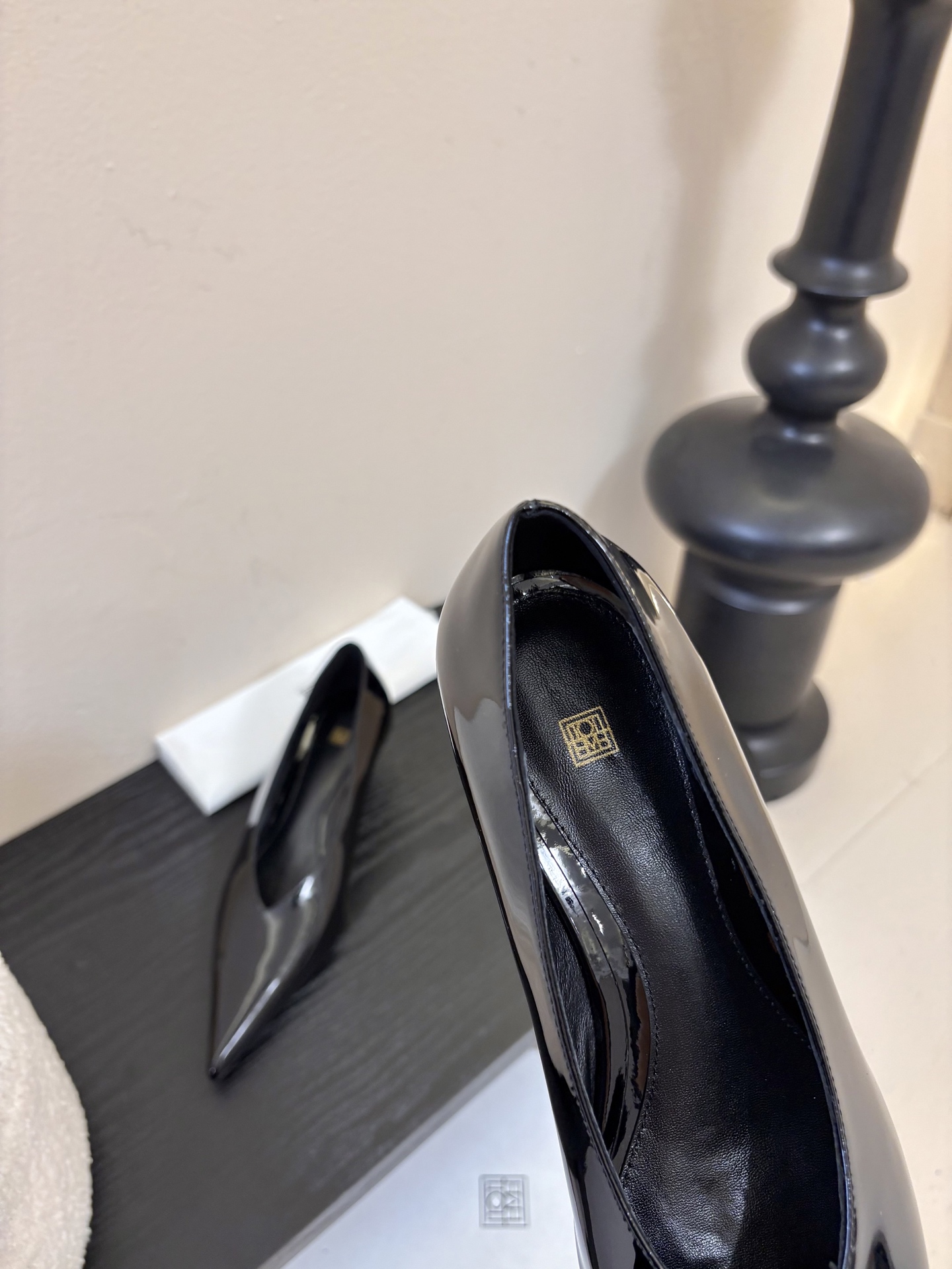 Toteme 25ss尖头坡跟鞋！极简主义风格 复古又高级！简约又大气 属于非常耐看的款式！鞋面采用进口