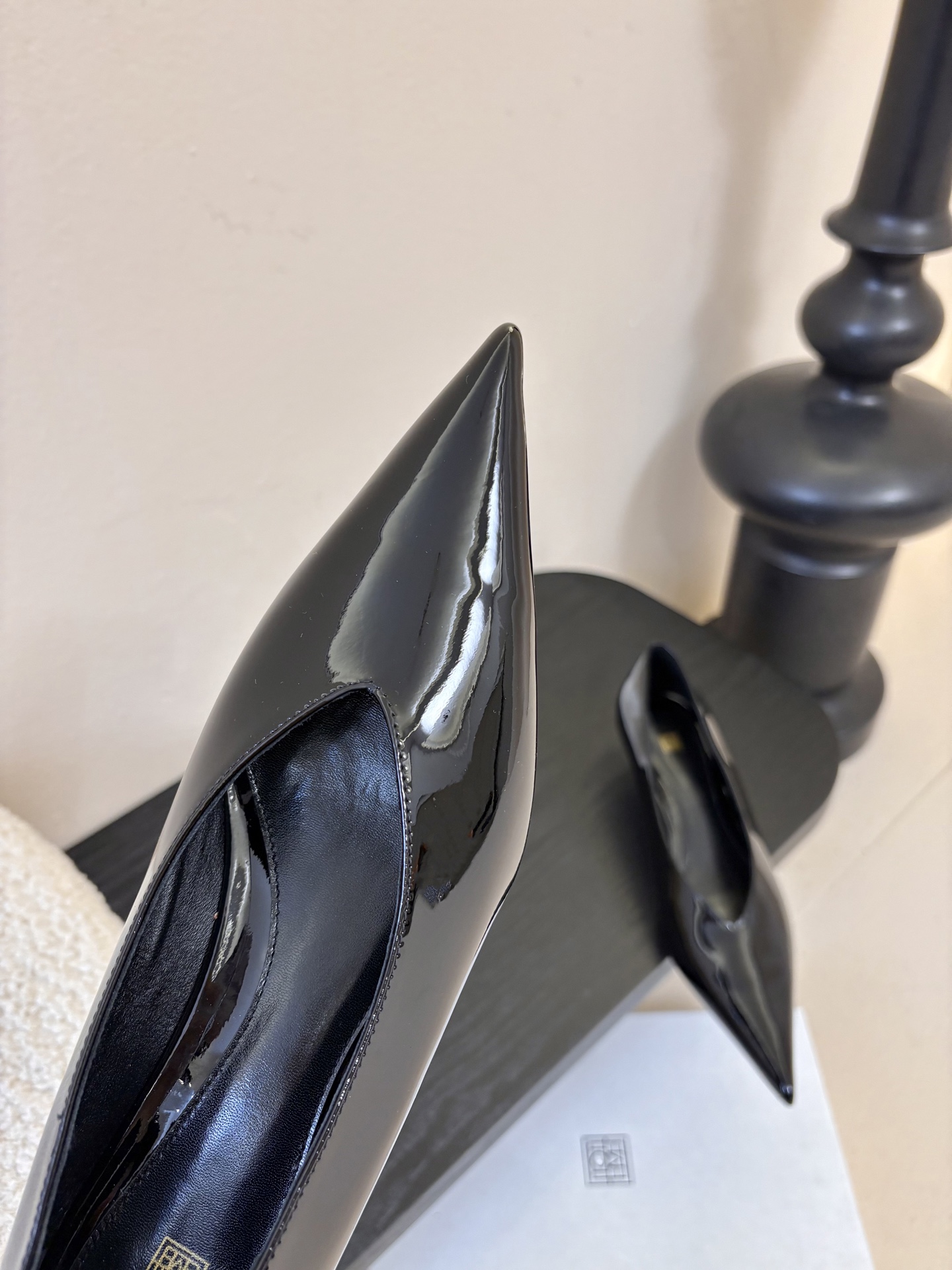 Toteme 25ss尖头坡跟鞋！极简主义风格 复古又高级！简约又大气 属于非常耐看的款式！鞋面采用进口