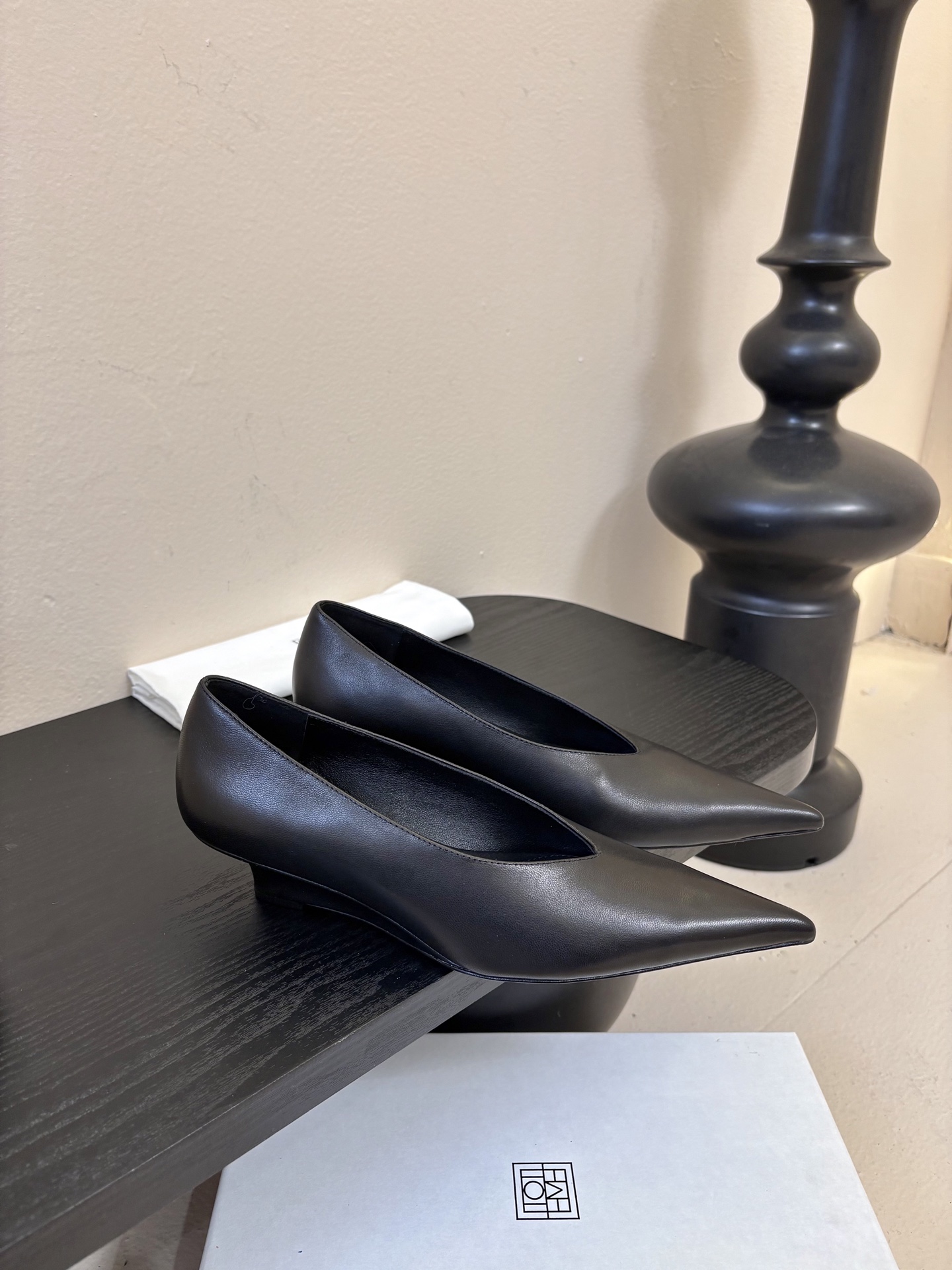 Toteme 25ss尖头坡跟鞋！极简主义风格 复古又高级！简约又大气 属于非常耐看的款式！鞋面采用进口