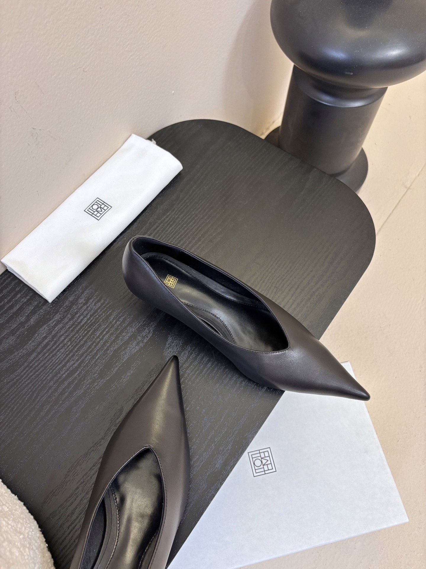 Toteme 25ss尖头坡跟鞋！极简主义风格 复古又高级！简约又大气 属于非常耐看的款式！鞋面采用进口